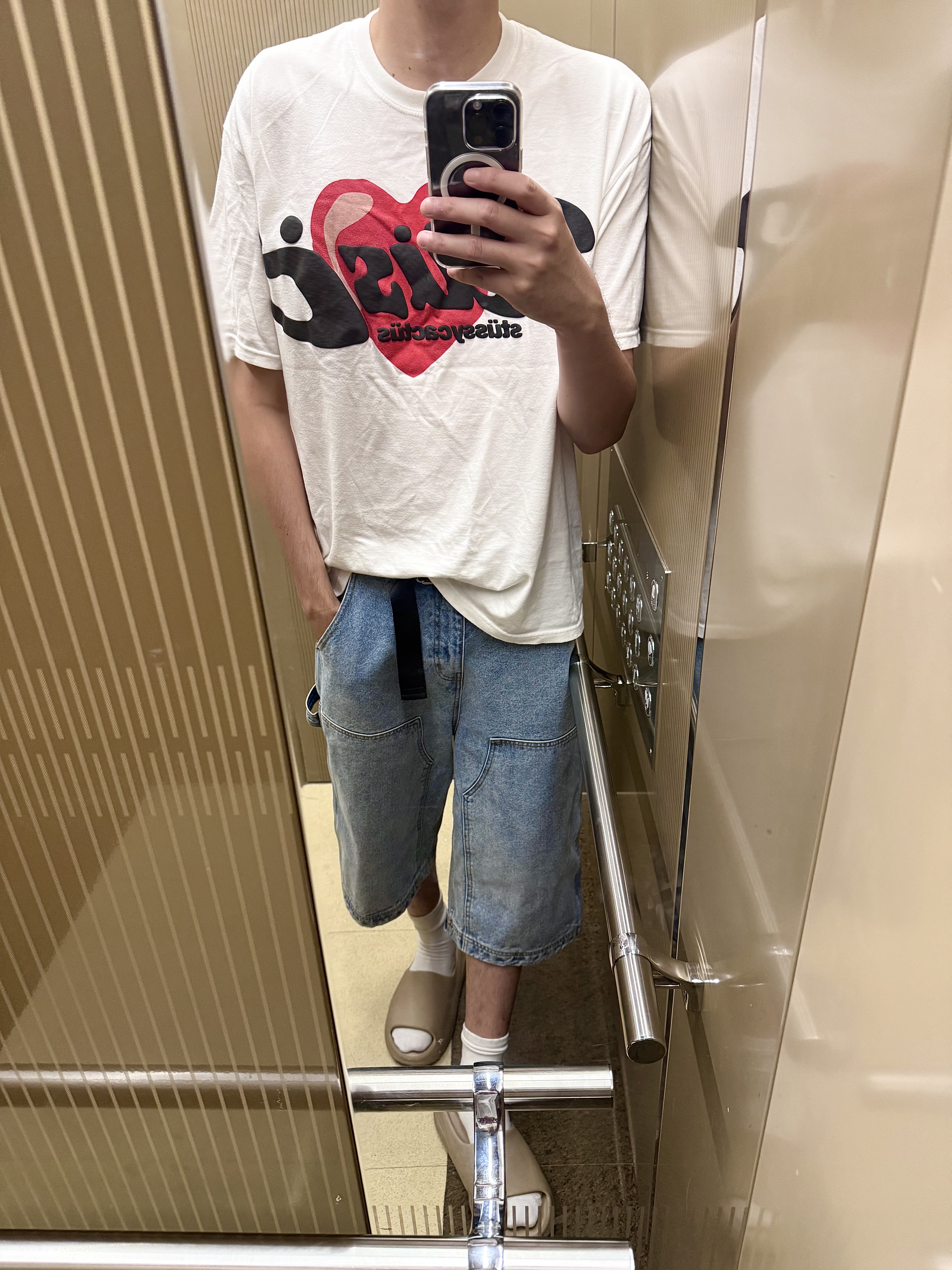 Adidas Yeezy Slide Pure - Re-Release Ver., Stussy x Cactus Plant Flea Market Heart T-Shirt 착용 스타일
