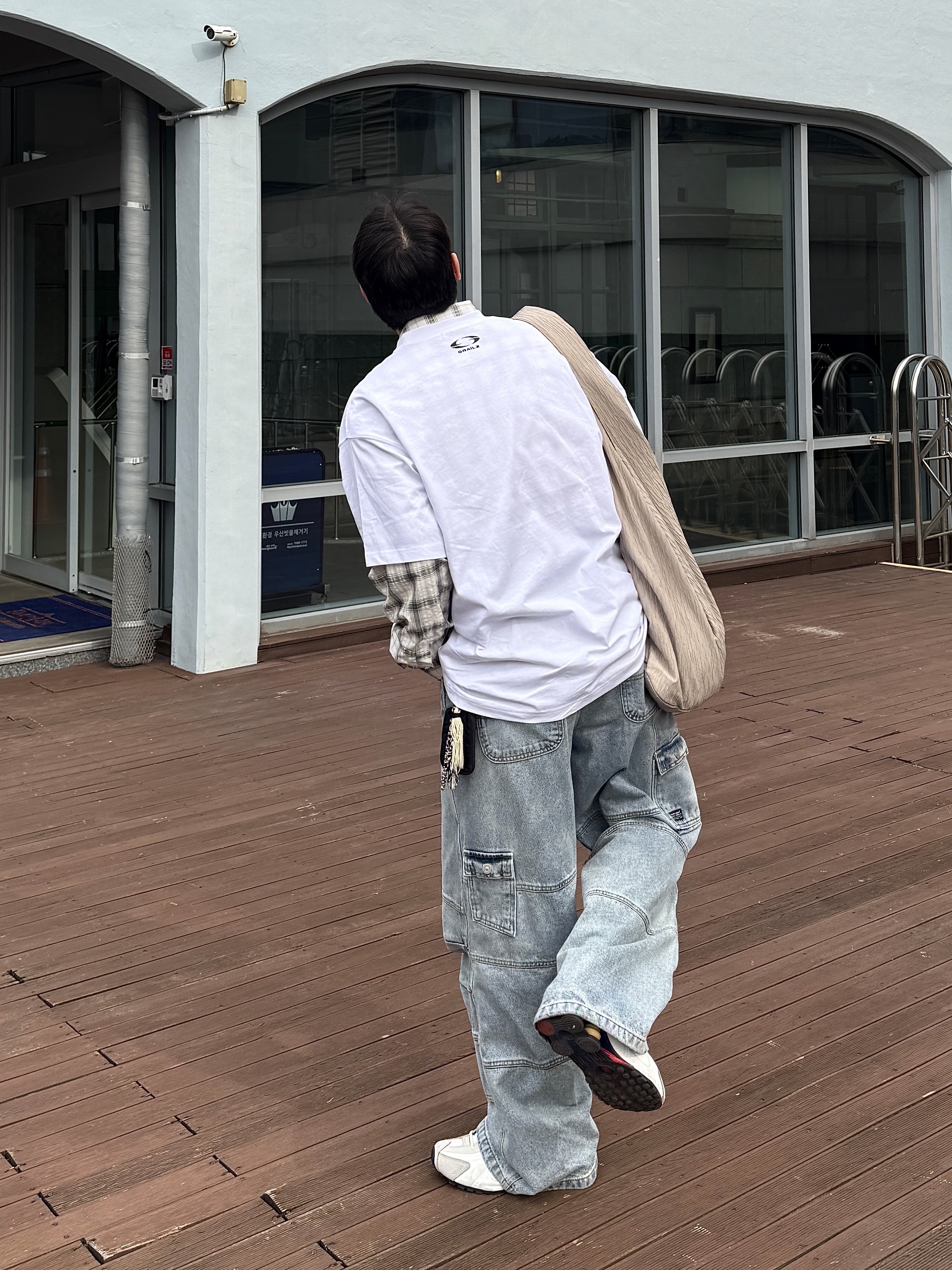Vacant Archive Vanon Carpenter Pants Light Blue, Nike Shox R4 PRM Light Iron Ore and Phantom 착용 스타일 - 1