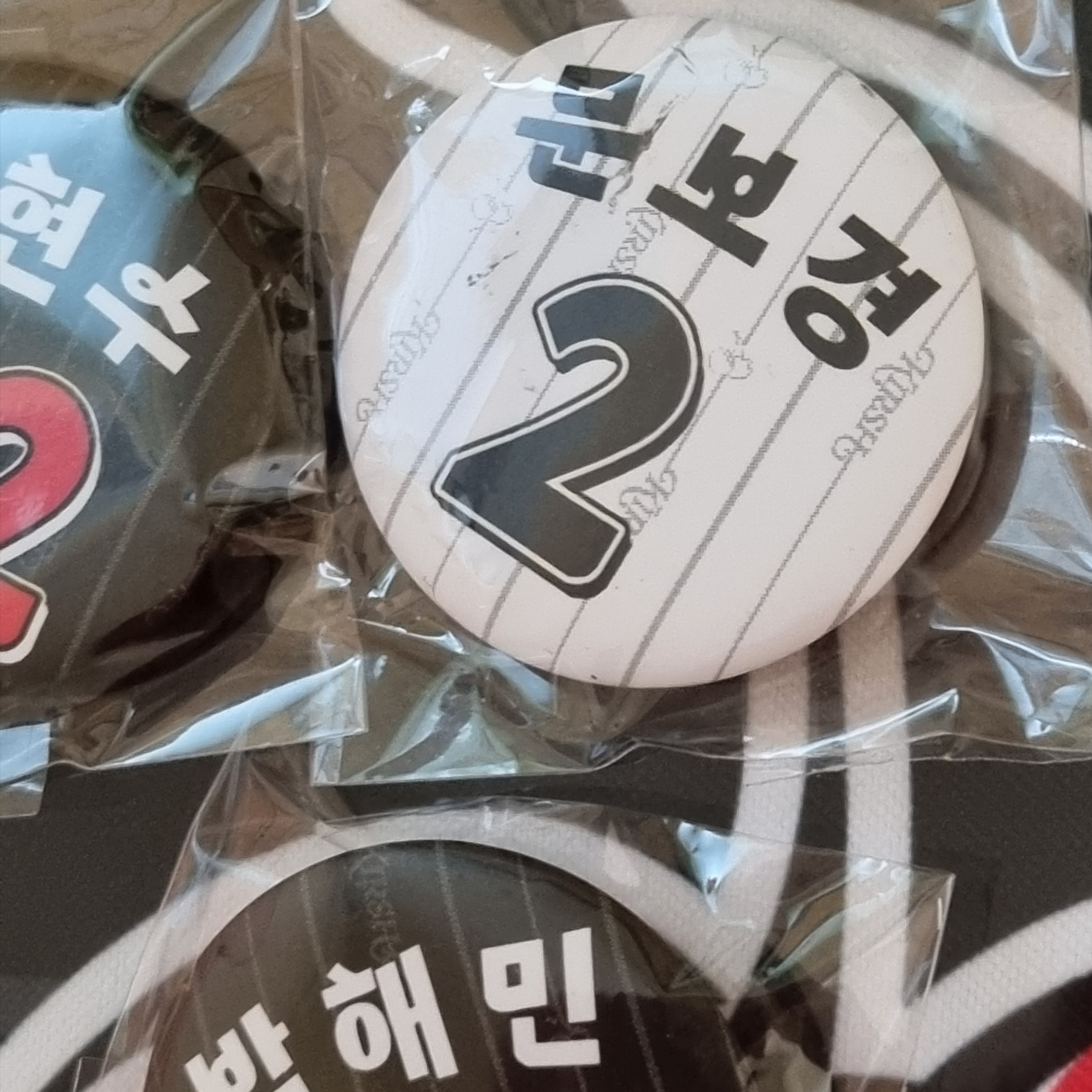 LG TWINS X Kirsh I♥TWINS Random Pin Badge 착용 스타일