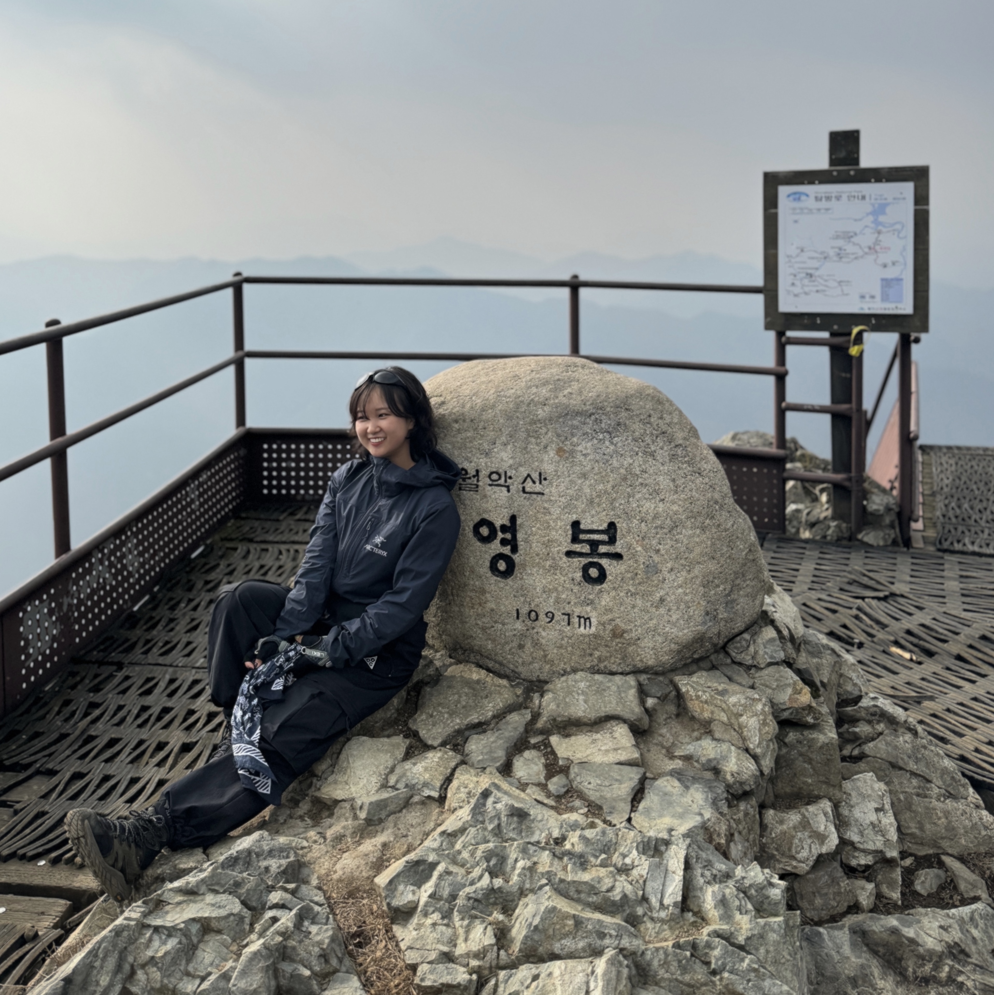 Arc'teryx Squamish Hoody Black Sapphire, Oakley Eye Jacket Redux Matte Black Frame Prizm Grey Lenses High Bridge Fit 착용 스타일