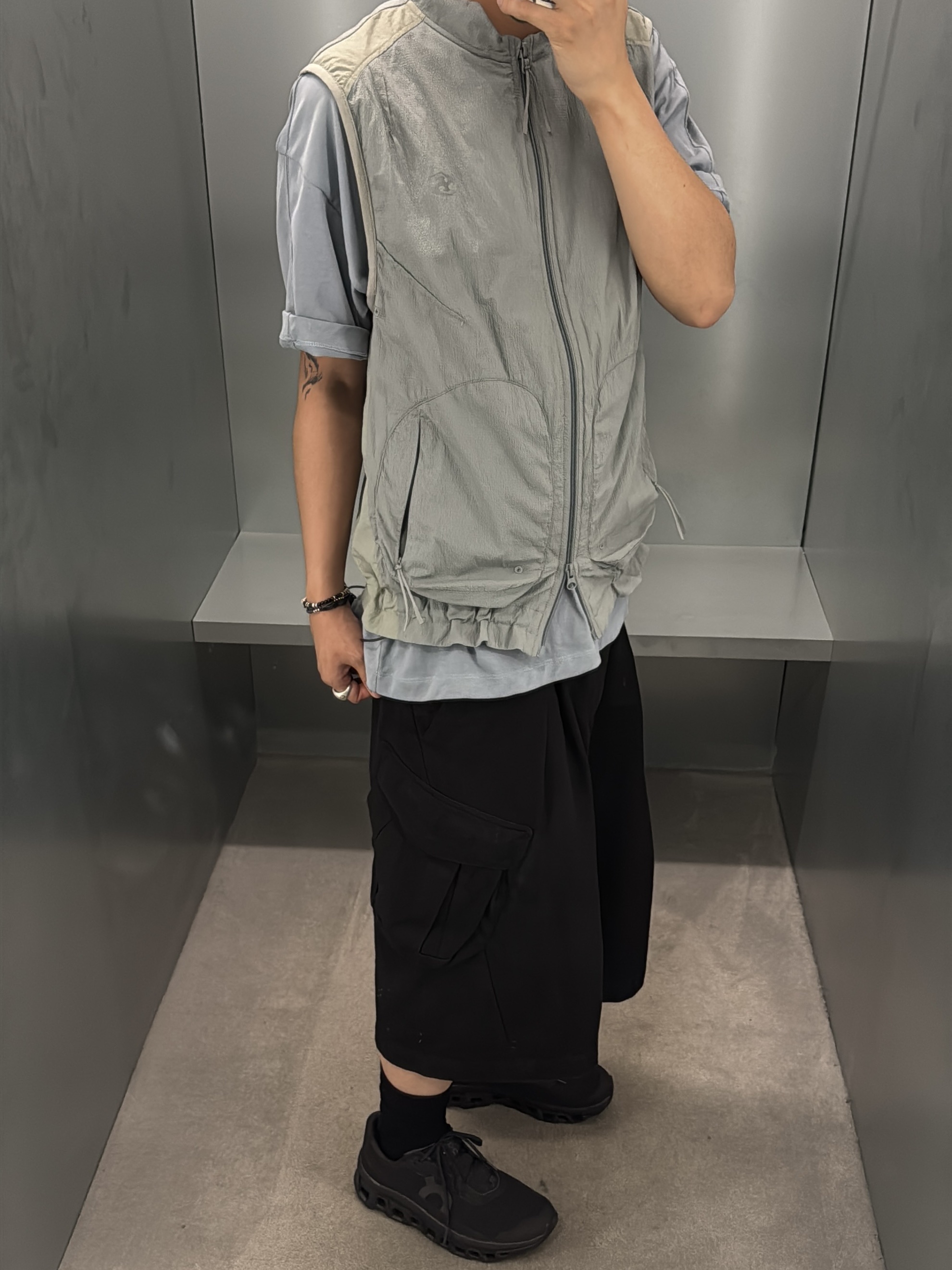Sansan Gear Terraface Vest Blue Grey, On Running Cloudmonster All Black 착용 스타일