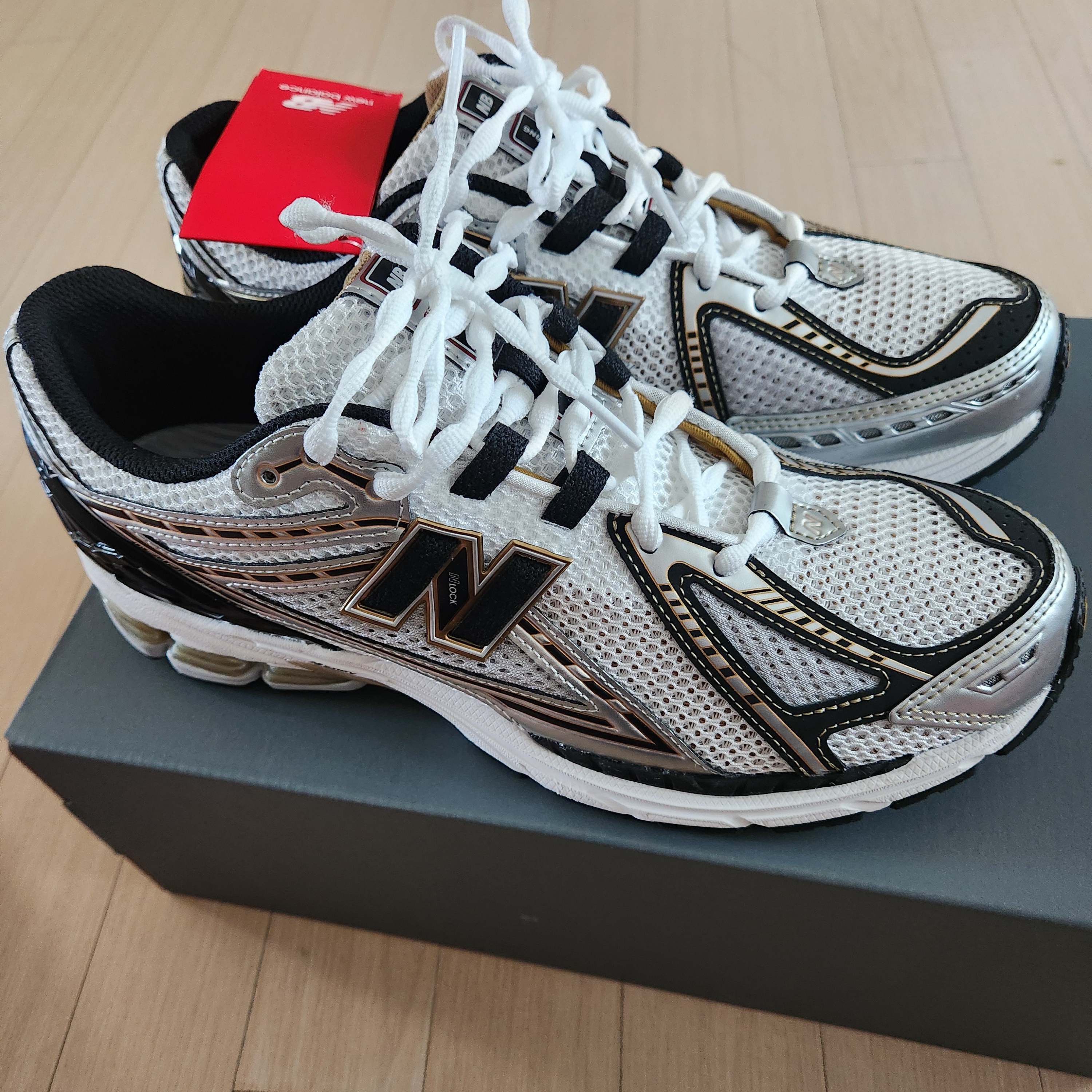 New Balance 1906R White Gold 착용 스타일 - 1
