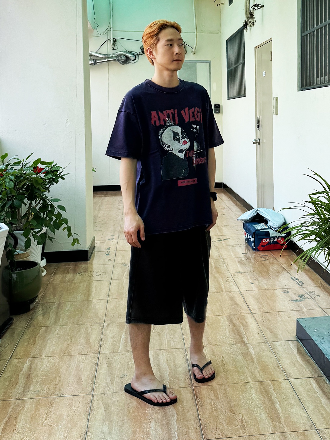 QT8 GARMENTS Anti-Vegi AQ Washed Tee Navy, QT8 GARMENTS AQ Washed Wide Bermuda Sweat Shorts Black 착용 스타일 - 1