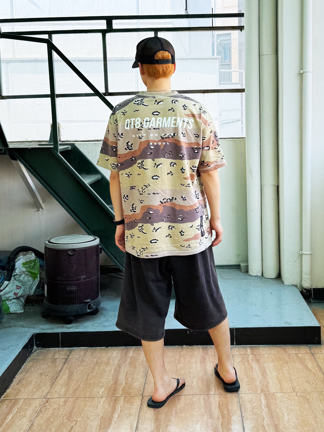 QT8 GARMENTS Simple Logo Chocolate Chip Camo Tee Beige, QT8 GARMENTS AQ Washed Wide Bermuda Sweat Shorts Black 착용 스타일 - 2