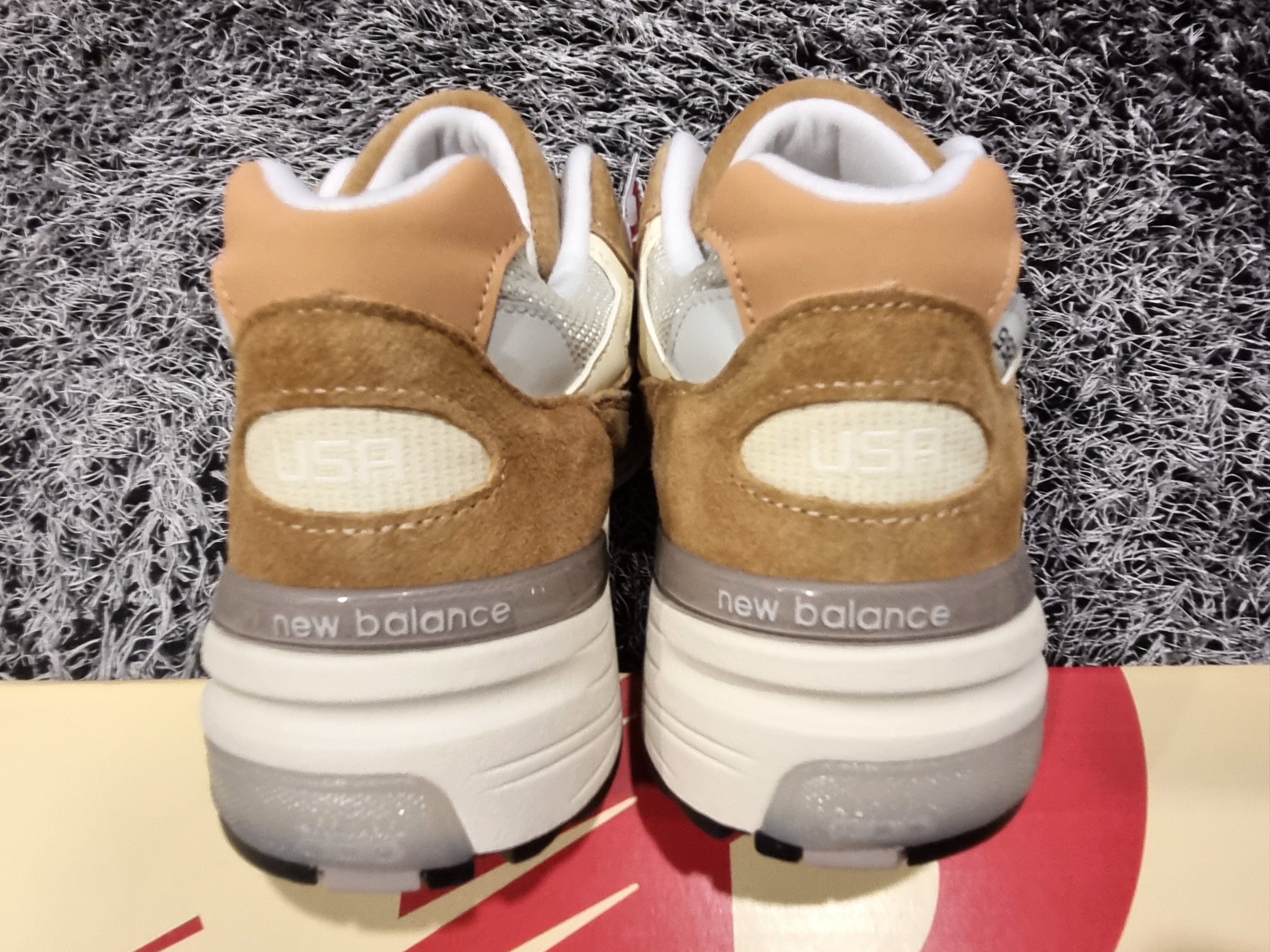 New Balance 992 Made in USA Sweet Caramel Calcium 착용 스타일 - 5