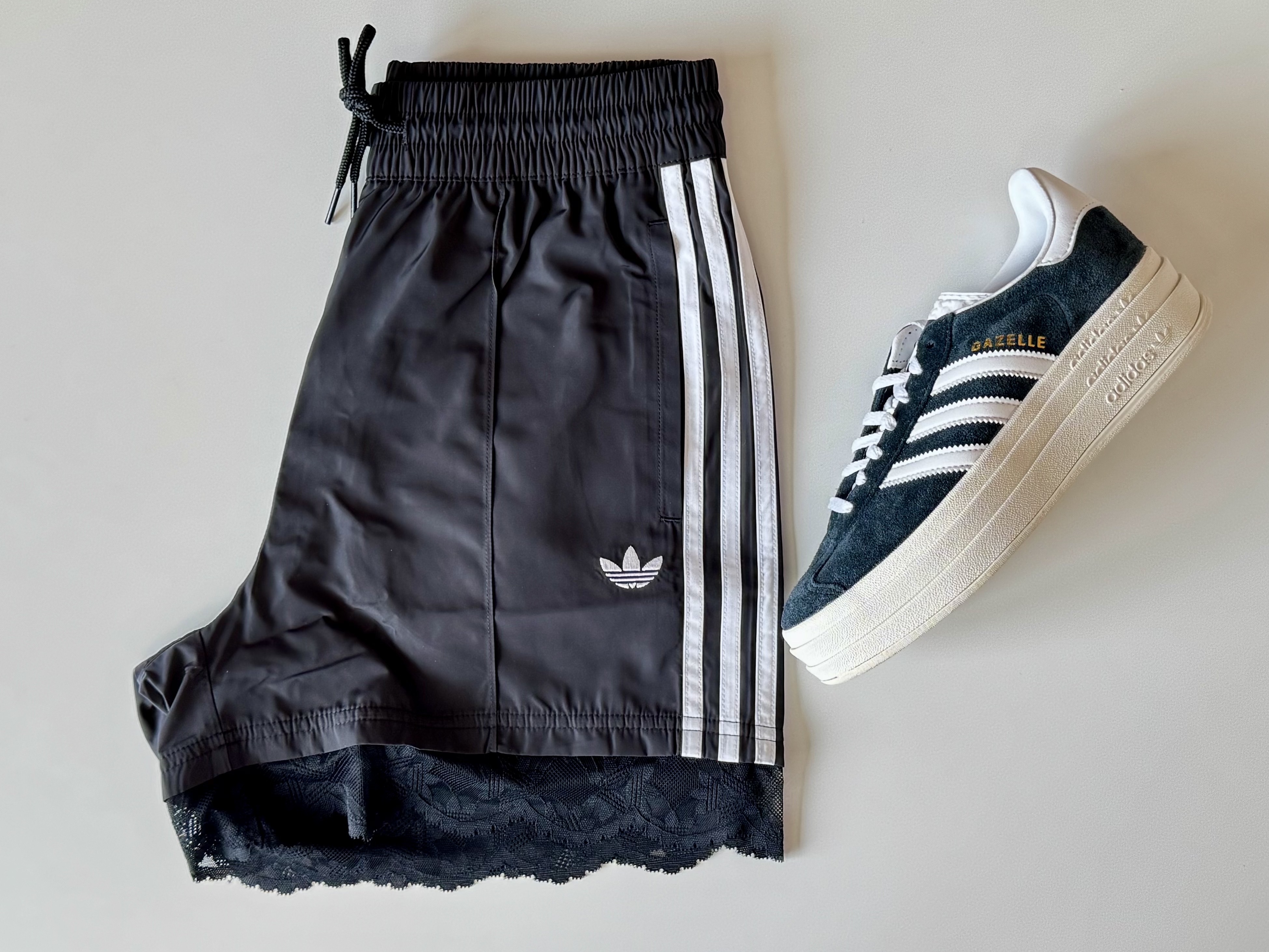 (W) Adidas Lace Trim 3-Stripes Shorts Black - KR Sizing, (W) Adidas Lace Trim 3-Stripes Shorts White - KR Sizing 착용 스타일 - 1