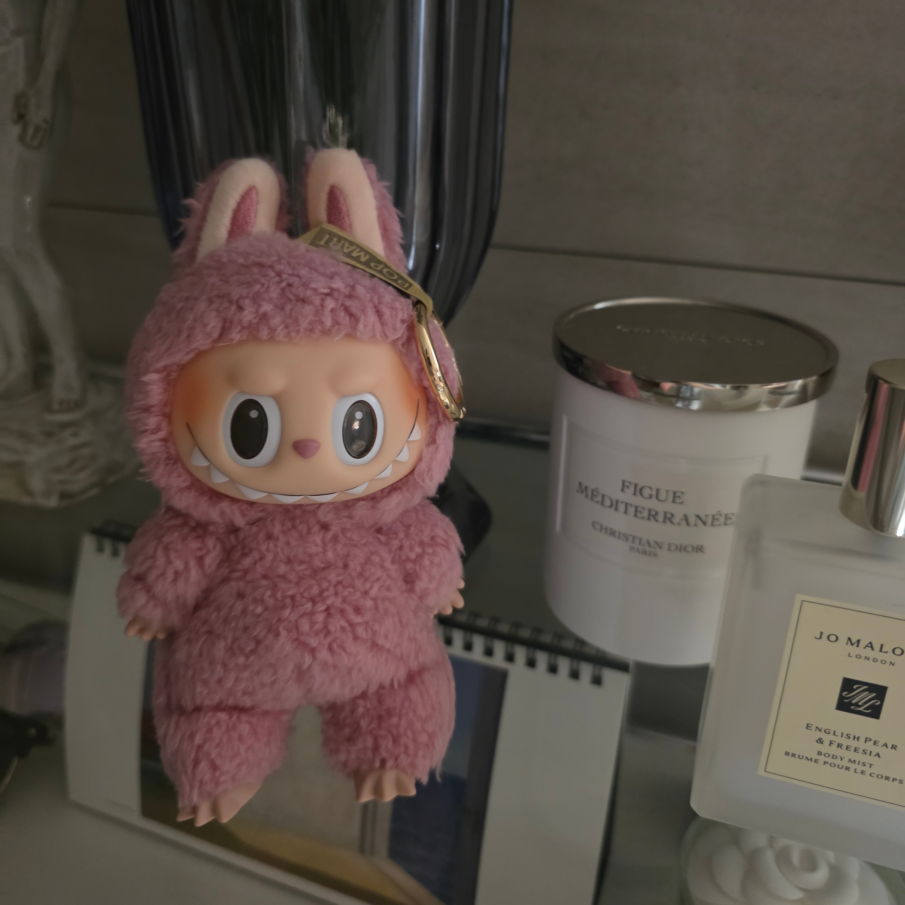 Pop Mart Labubu The Monsters Labubu Tasty Macarons Series Lyche Berry Keyring 착용 스타일