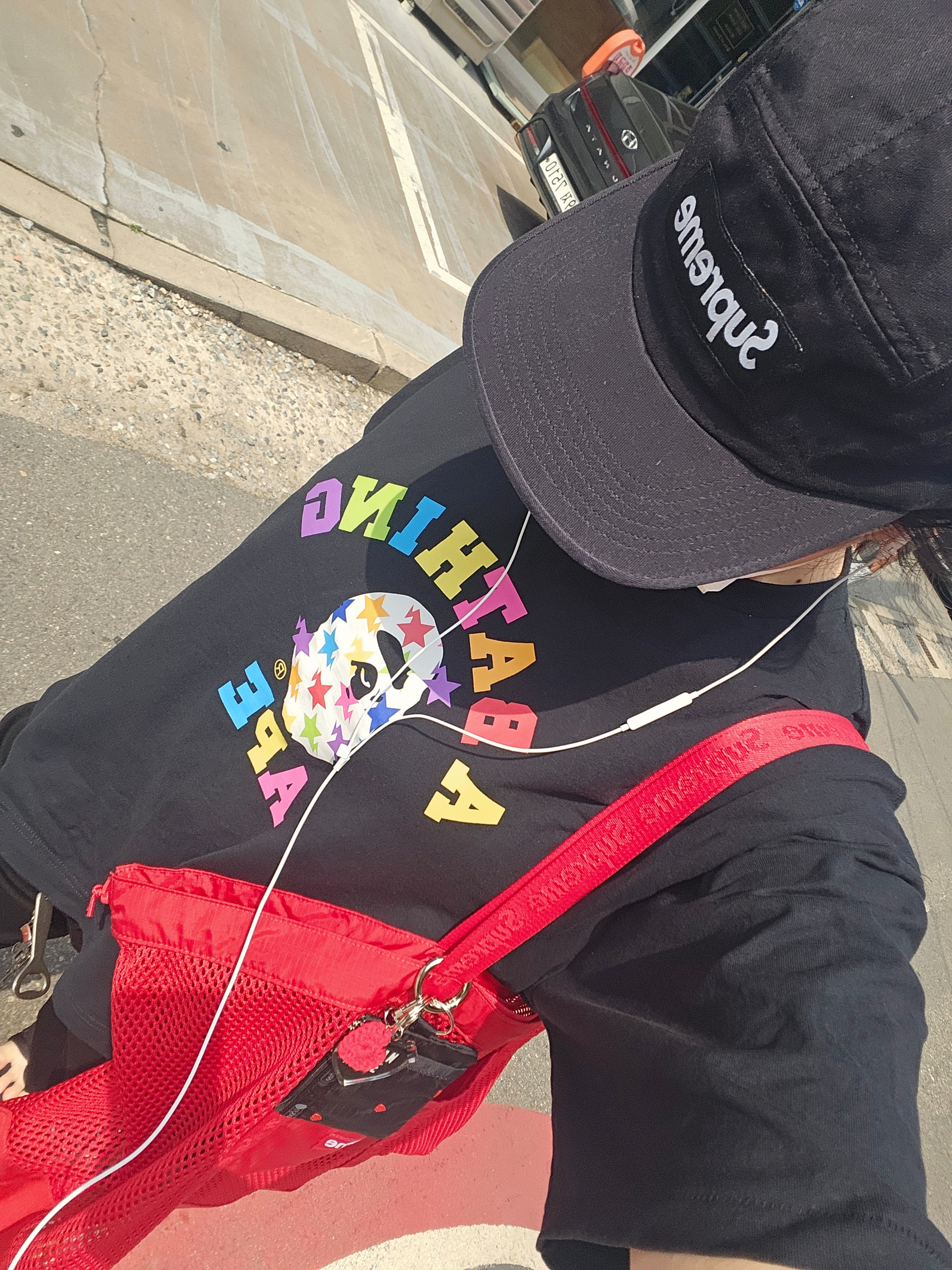 Supreme Mesh Tote Bag Red - 25SS, Human Made Heart Keyring Black 착용 스타일