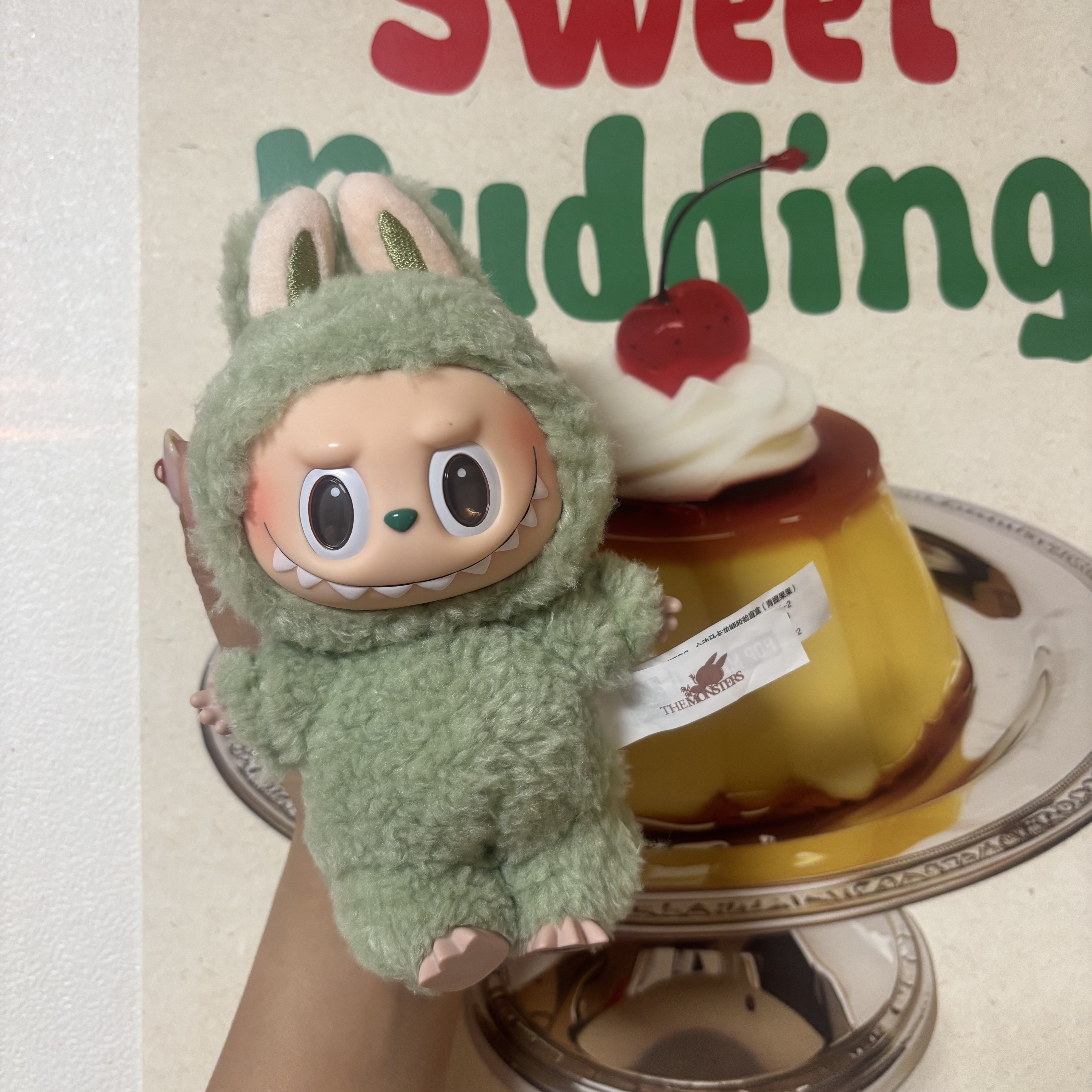 Pop Mart The Monsters Labubu Tasty Macarons Series Sealed Case (1 Blind Box) 착용 스타일