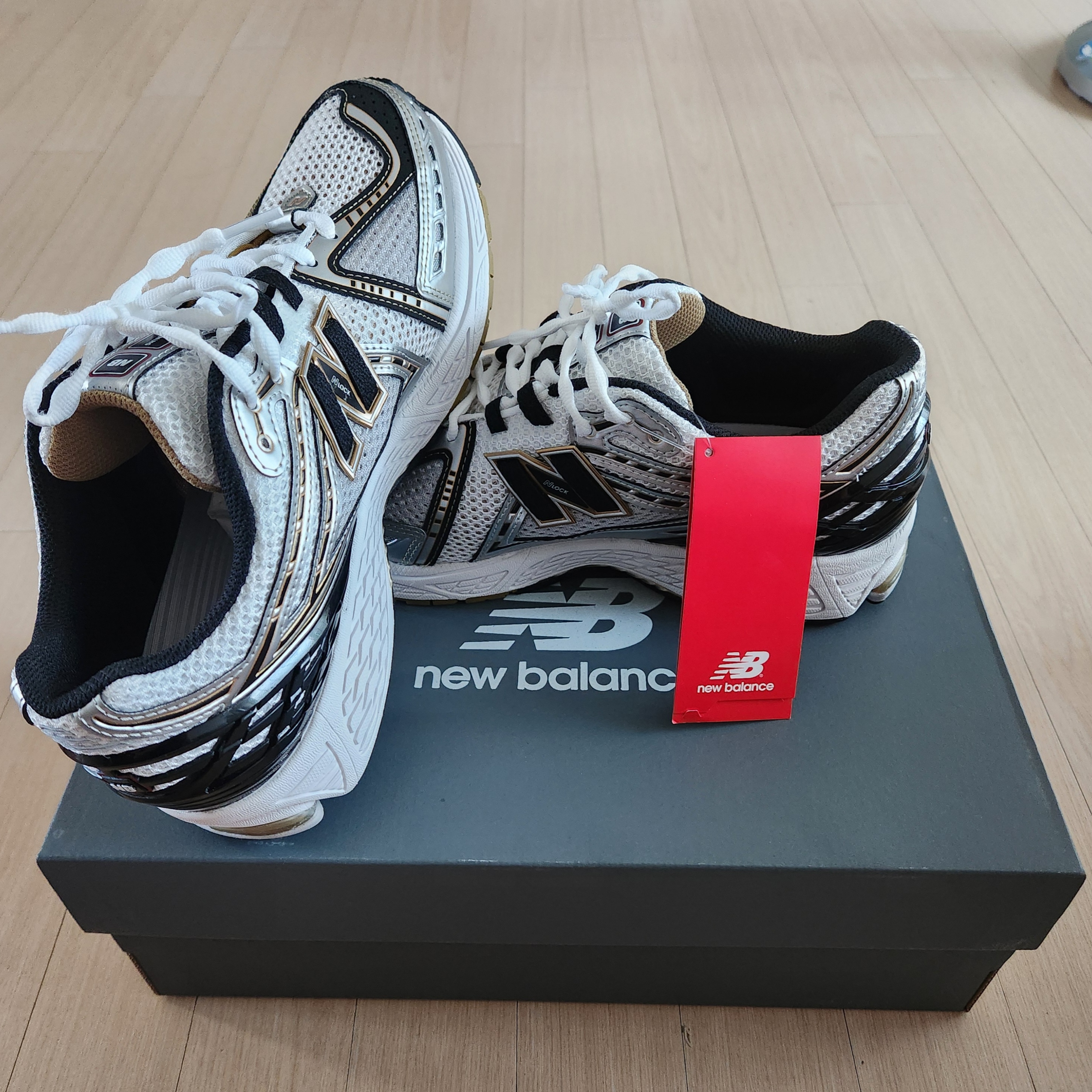 New Balance 1906R White Gold 착용 스타일 - 2