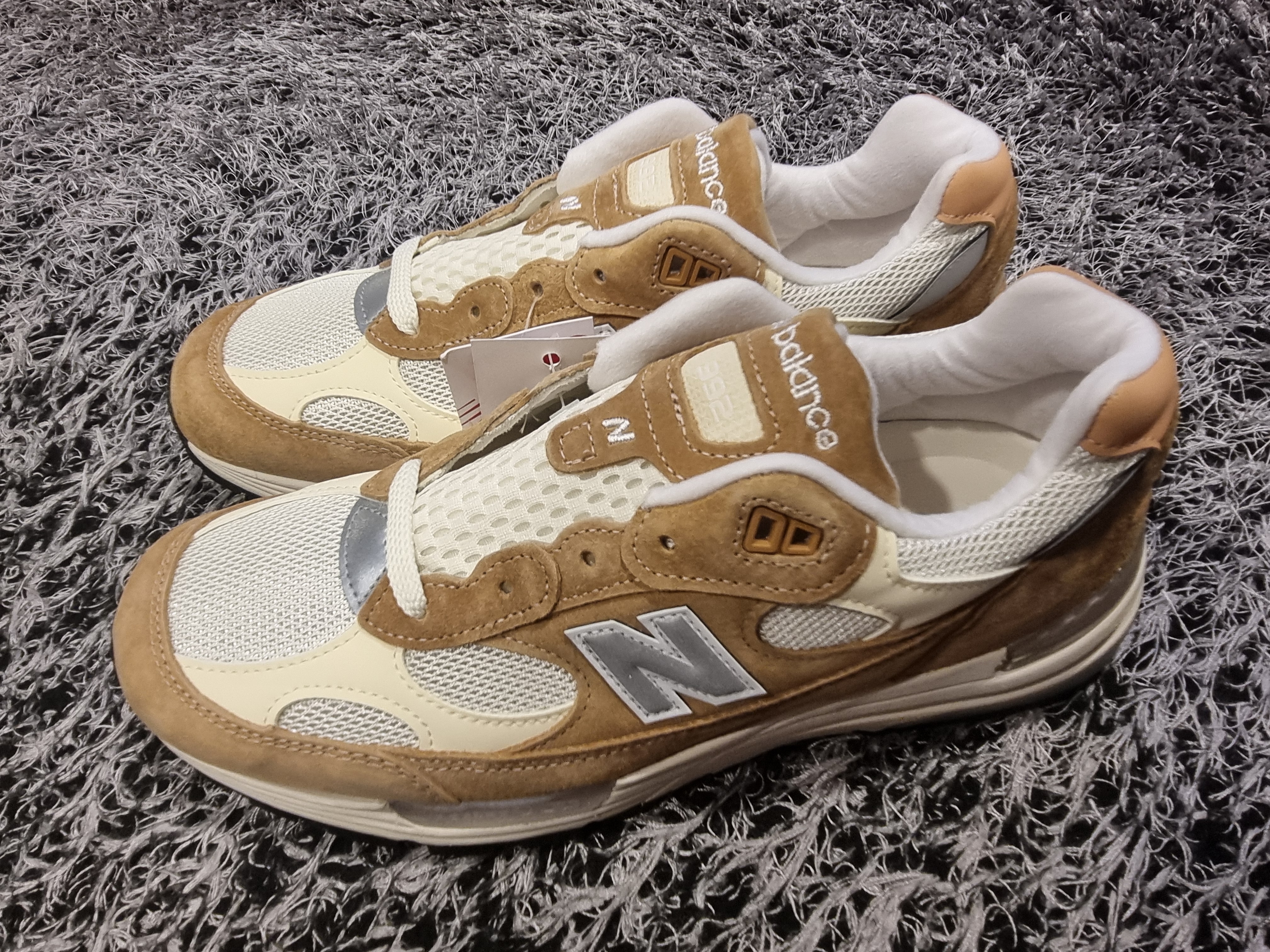 New Balance 992 Made in USA Sweet Caramel Calcium 착용 스타일 - 1