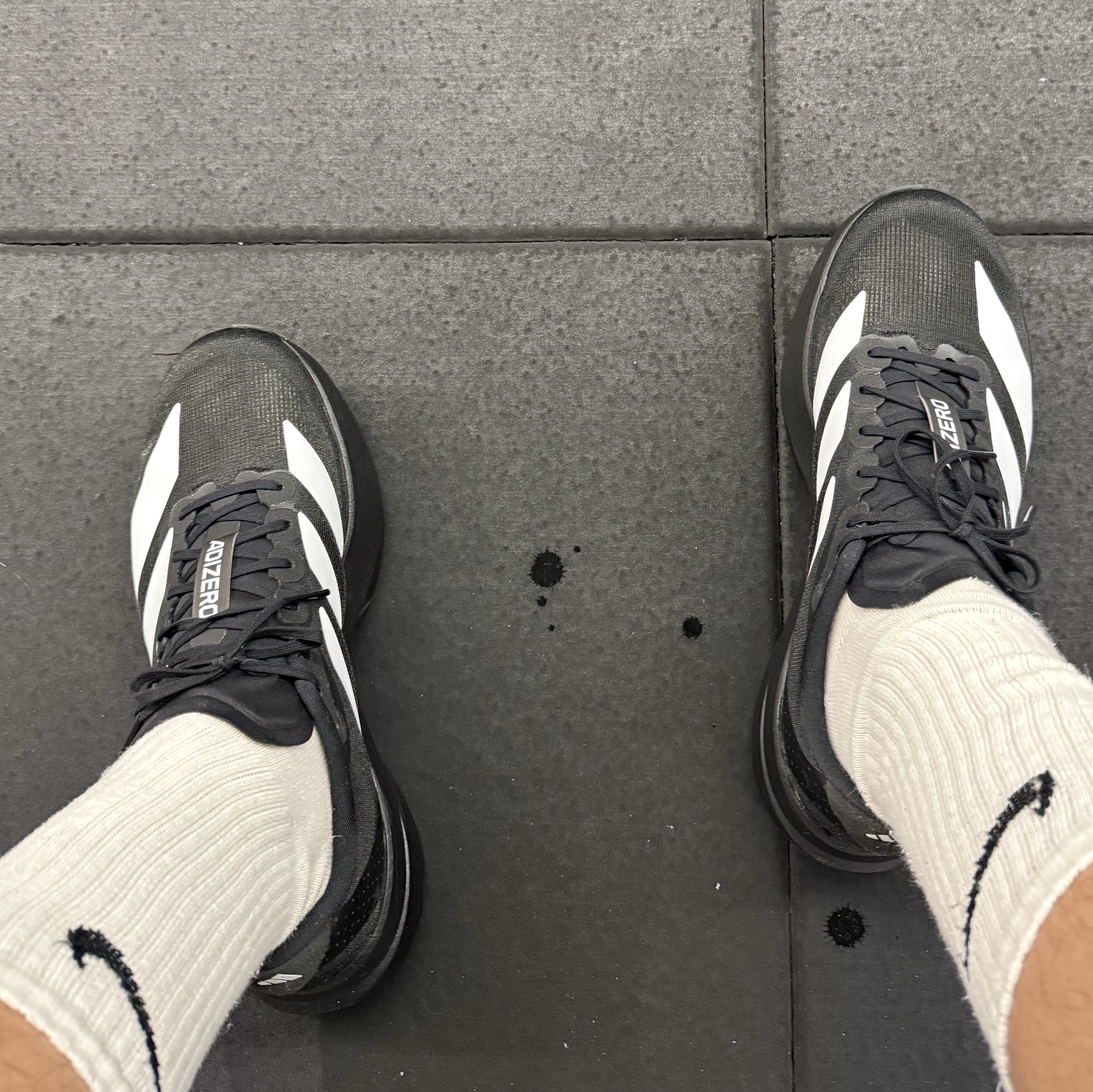 Adidas Adizero EVO SL Core Black Cloud White 착용 스타일