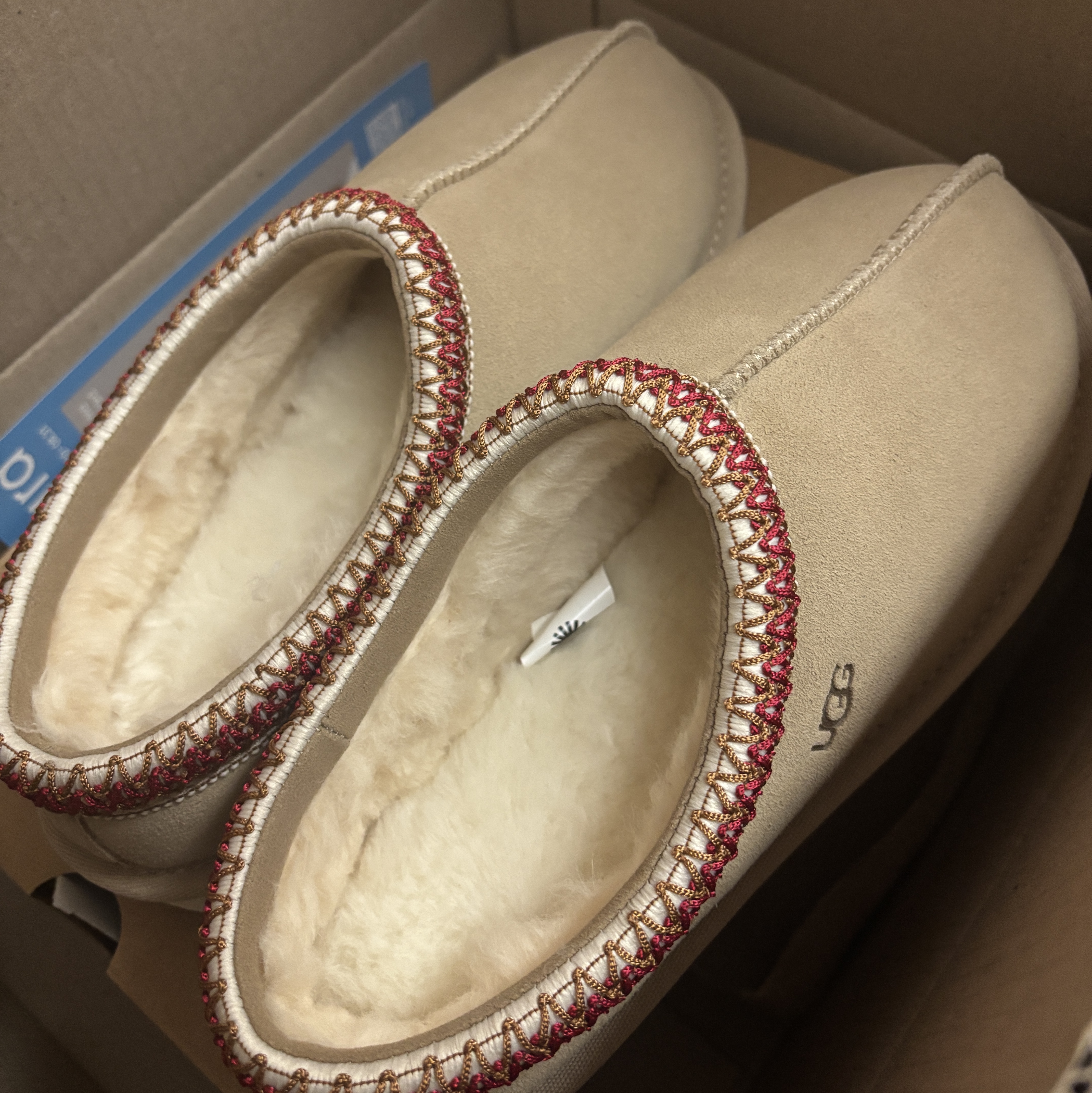 (W) UGG Tasman Slipper Sand Dark Cherry 착용 스타일