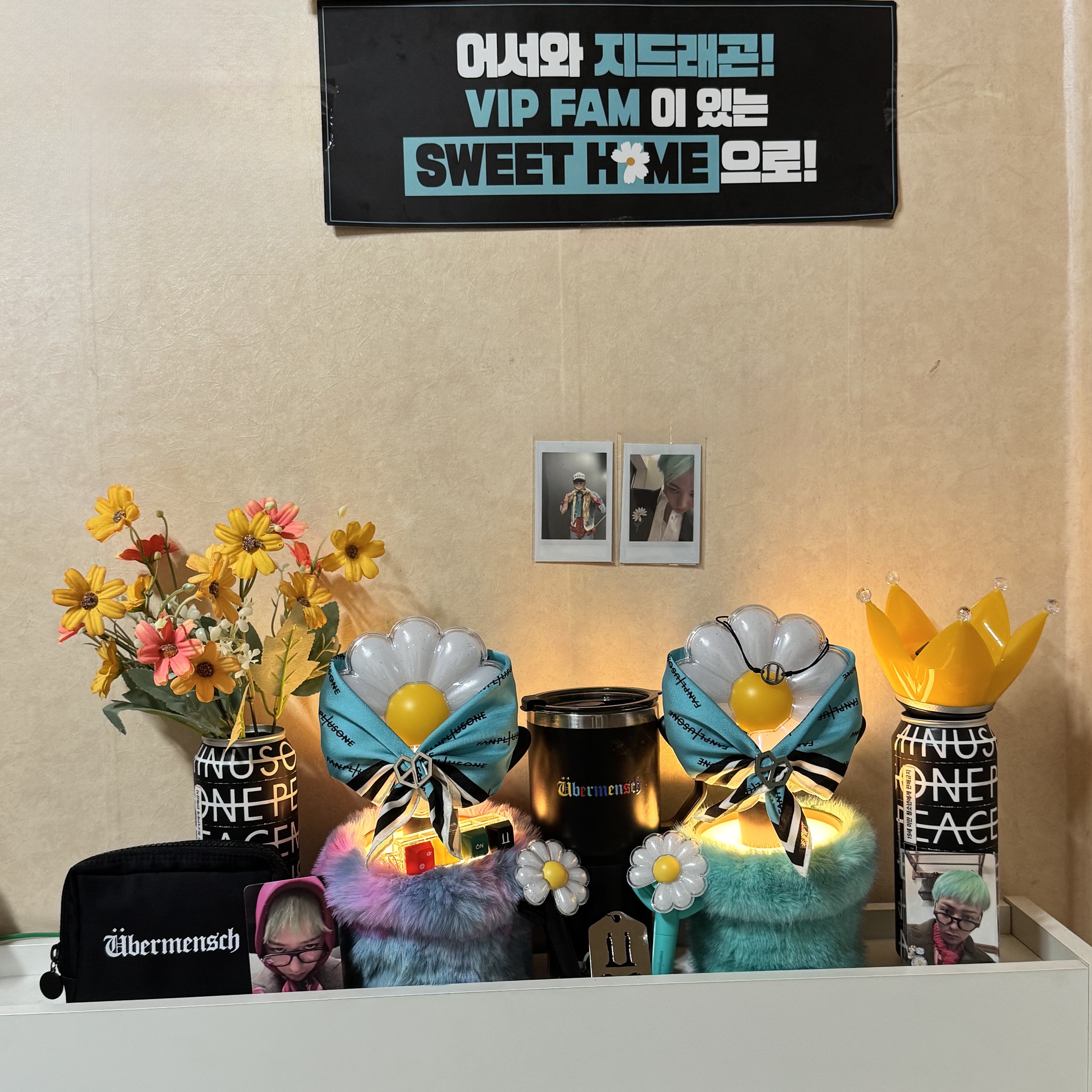 G-DRAGON Ubermensch Official Light Stick Cradle, G-DRAGON Ubermensch Official Light Stick 착용 스타일 - 1