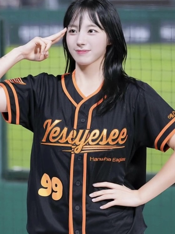 Hanwha Eagles x Yeseyesee Baseball Jersey Black 착용 스타일