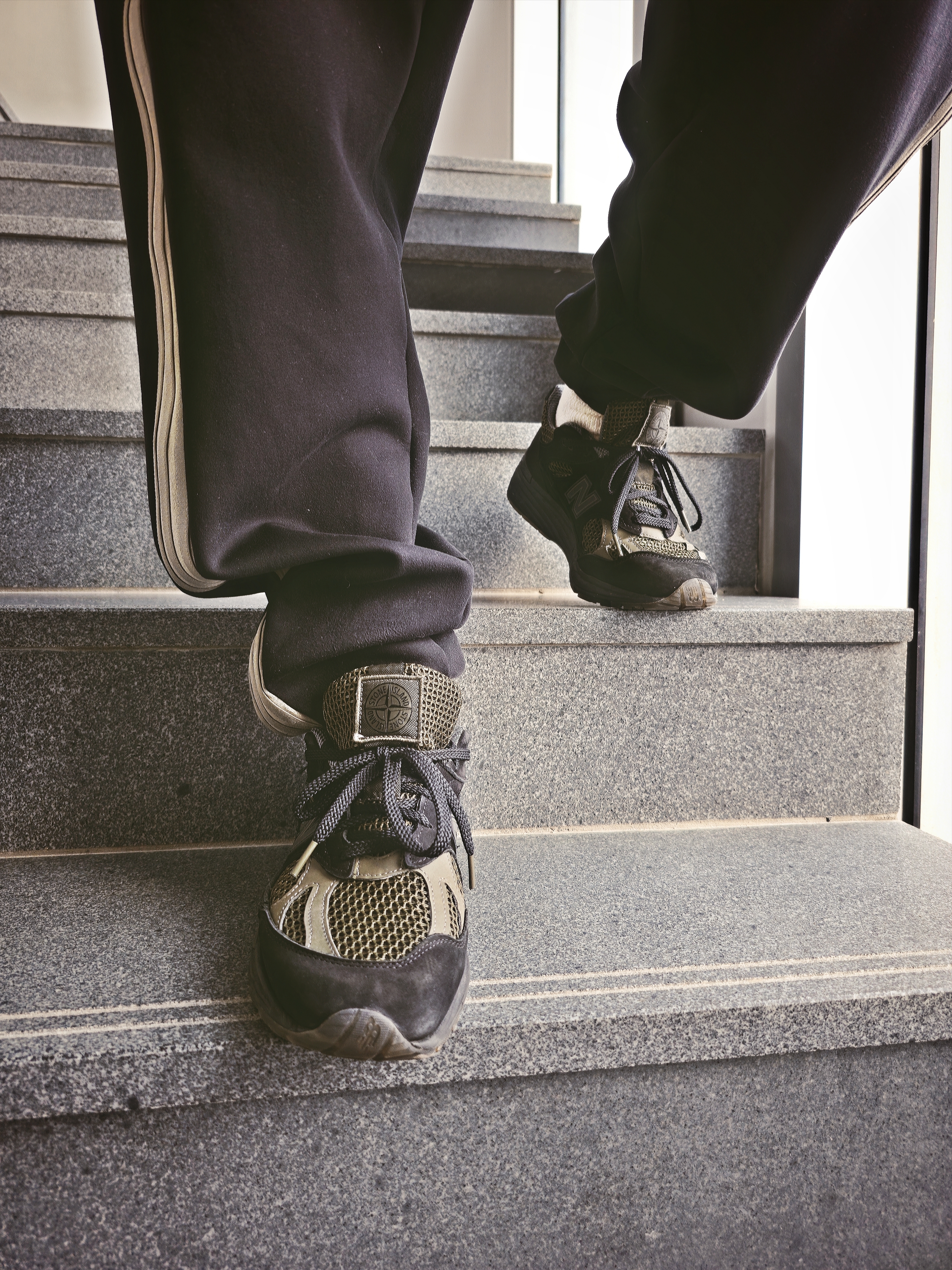 New Balance x Stone Island 991v2 Made in UK Black Olive Night 착용 스타일 - 2