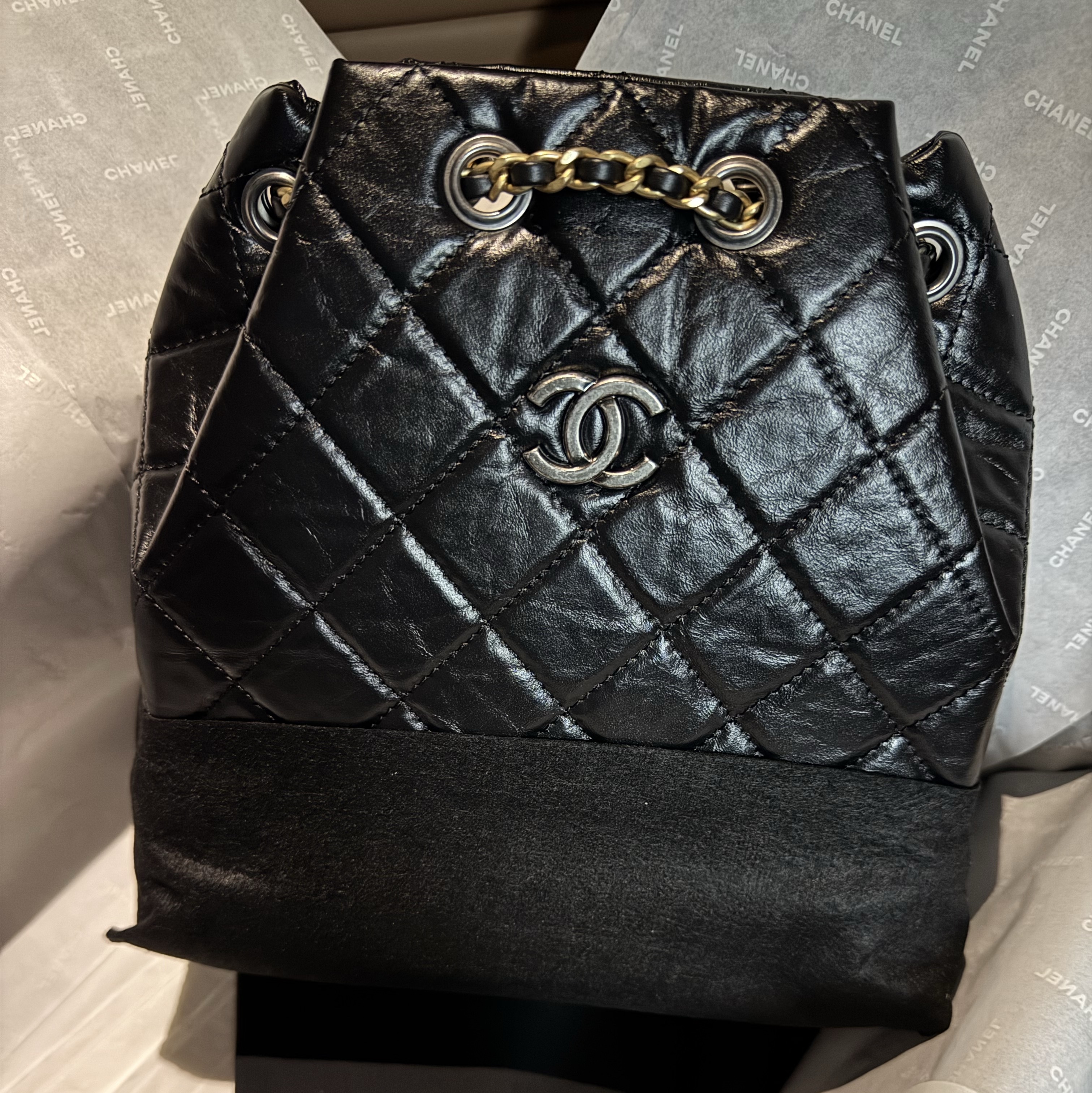 Chanel Small Gabrielle Backpack Aged Calfskin & Gold Silver Black 착용 스타일
