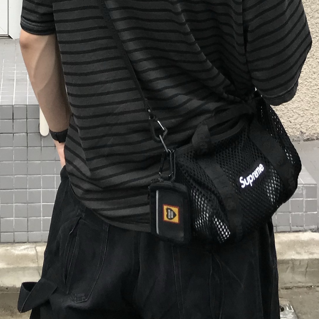Supreme Mesh Mini Duffle Bag Black - 25SS, ETCE New Vision Destroyed Washed Cap Black 착용 스타일 - 2
