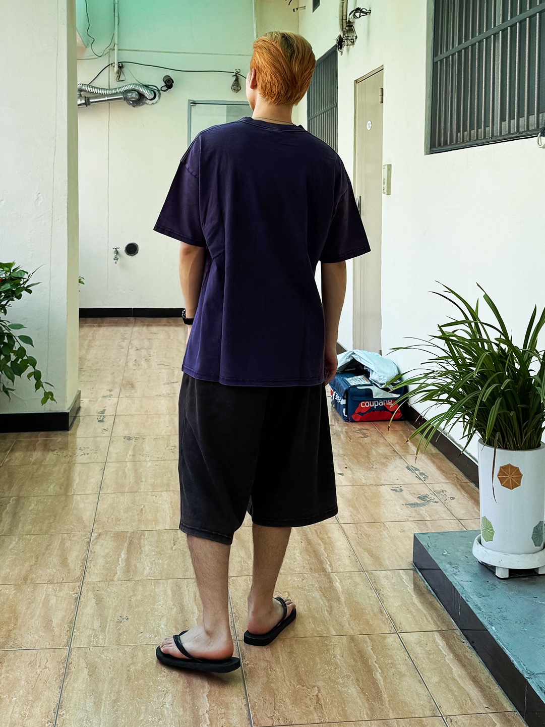 QT8 GARMENTS Anti-Vegi AQ Washed Tee Navy, QT8 GARMENTS AQ Washed Wide Bermuda Sweat Shorts Black 착용 스타일 - 2