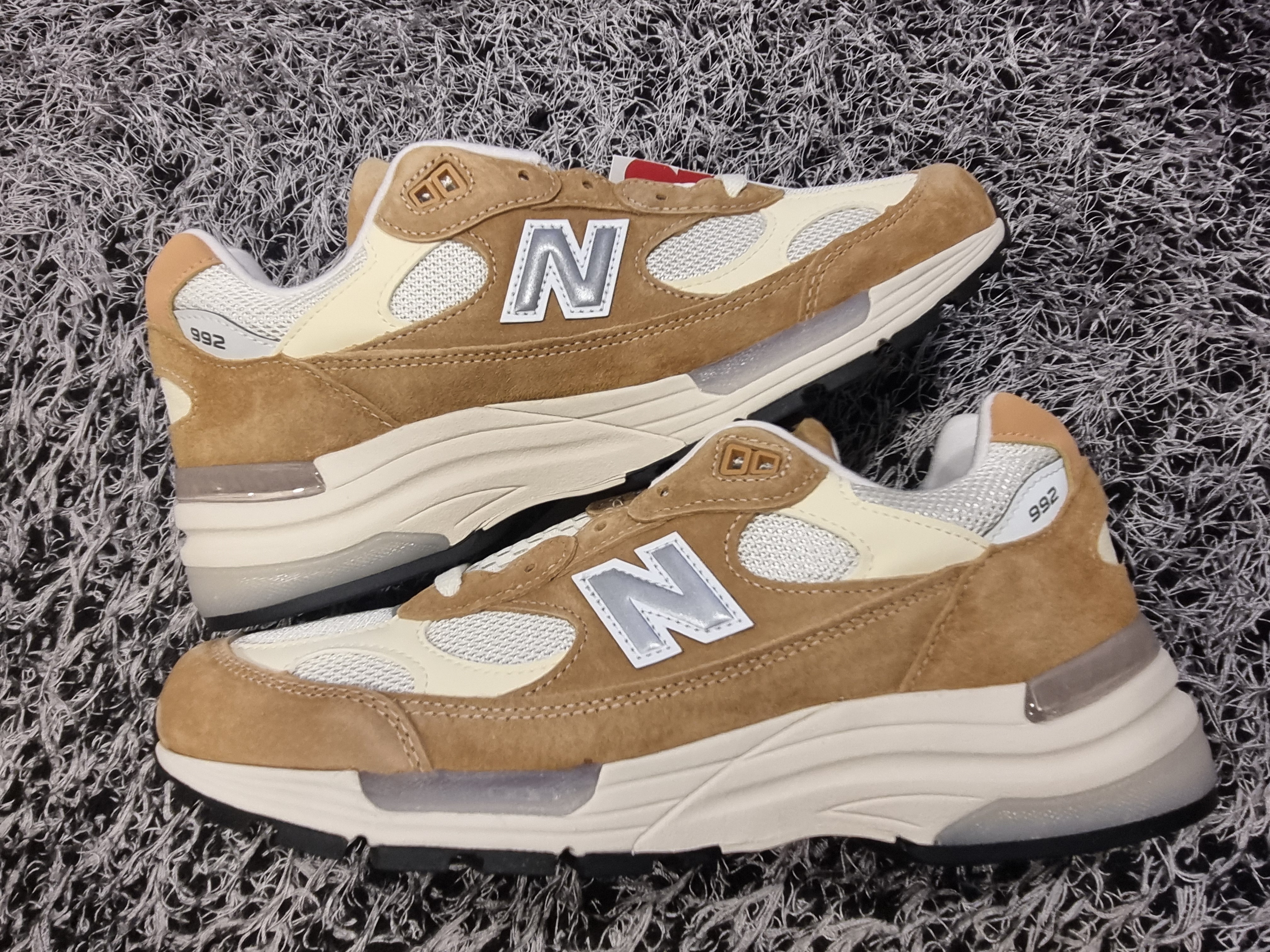 New Balance 992 Made in USA Sweet Caramel Calcium 착용 스타일 - 2