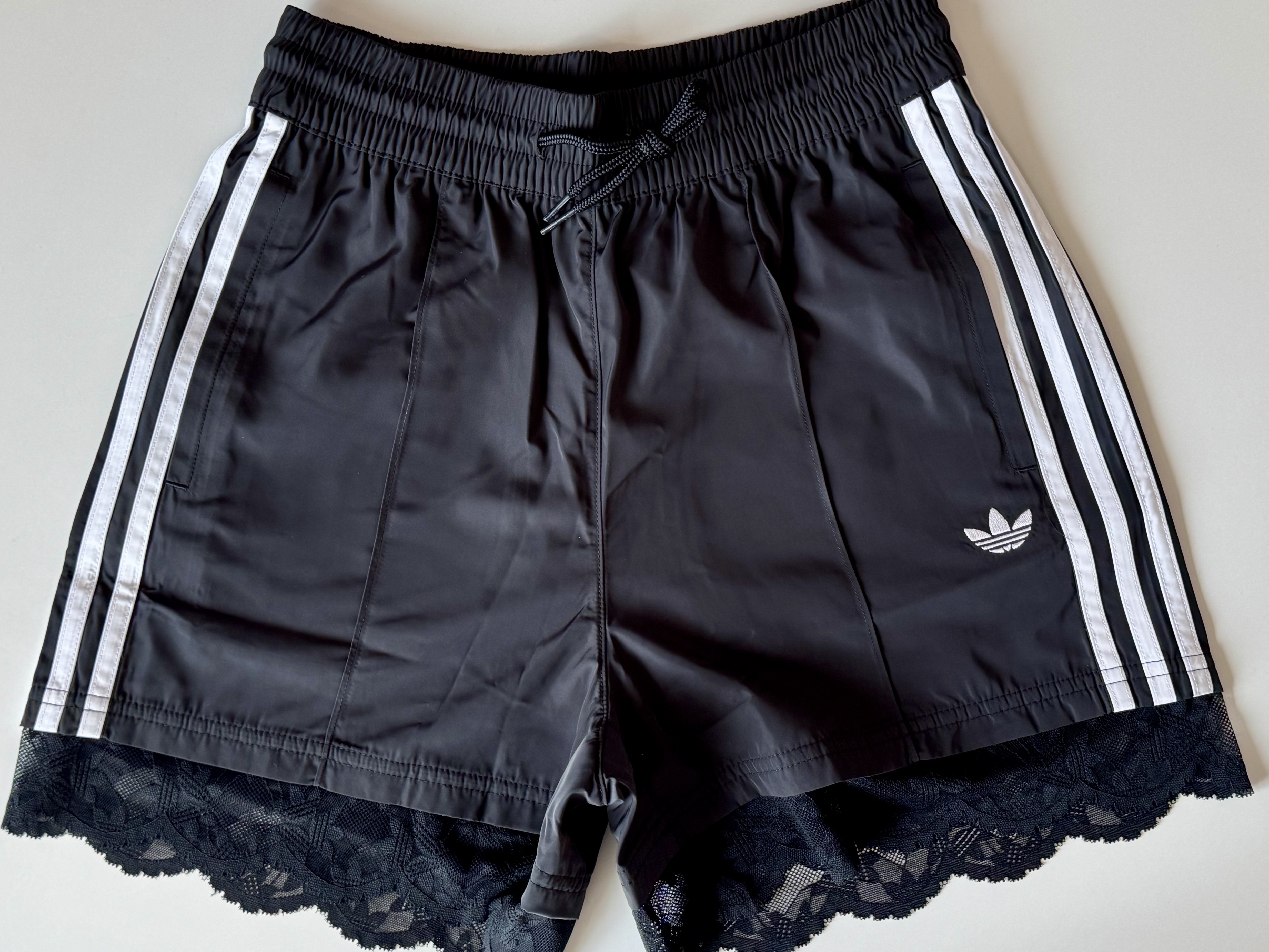 (W) Adidas Lace Trim 3-Stripes Shorts Black - KR Sizing, (W) Adidas Lace Trim 3-Stripes Shorts White - KR Sizing 착용 스타일 - 2