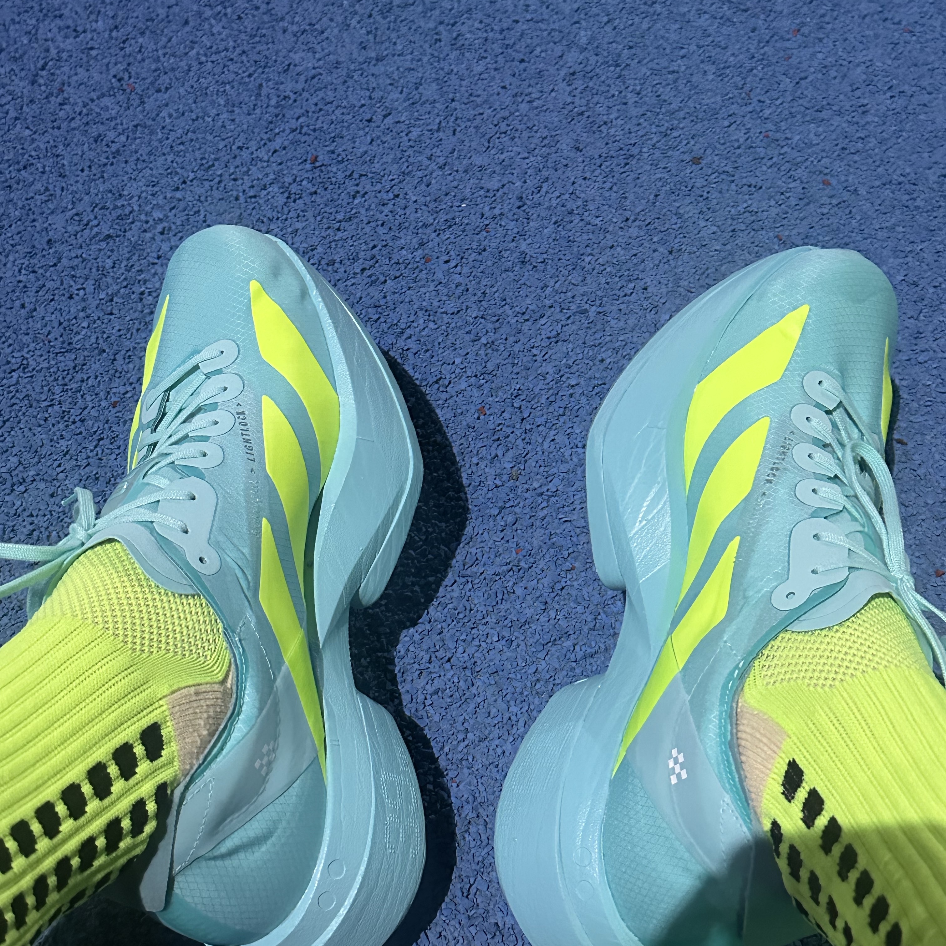 Adidas Adizero Adios Pro 4 Flash Aqua Lucid Lemon 착용 스타일