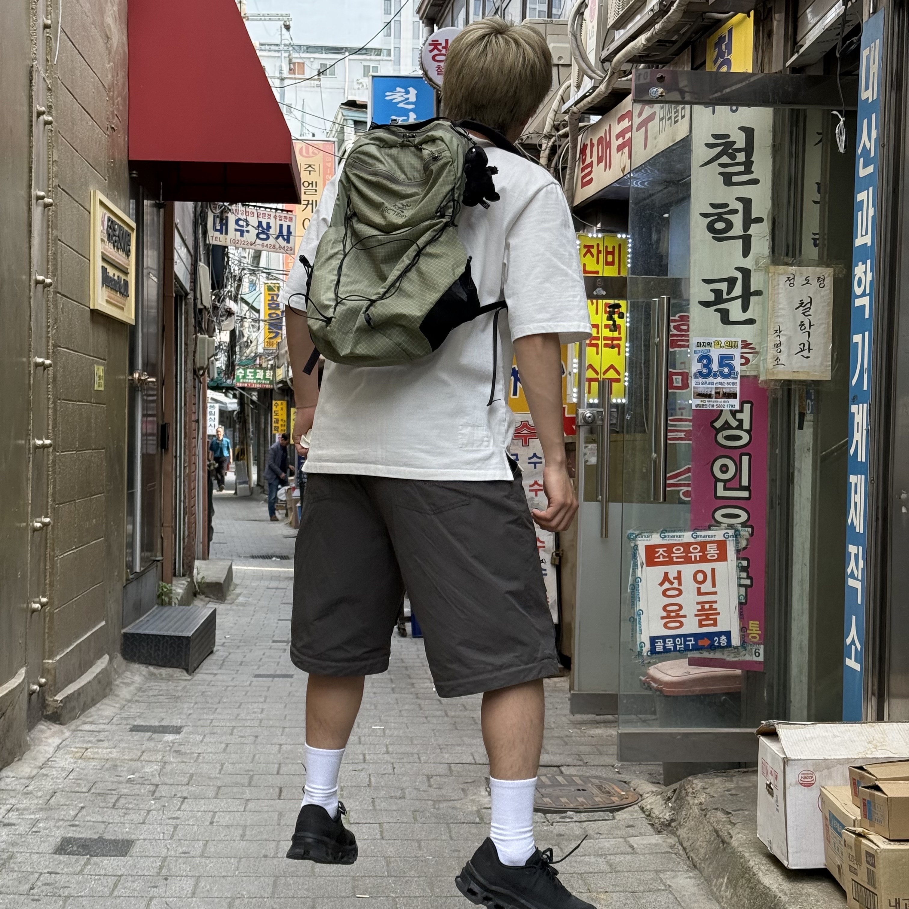 Arc'teryx Aerios 18 Backpack Chloris Forage 착용 스타일 - 2