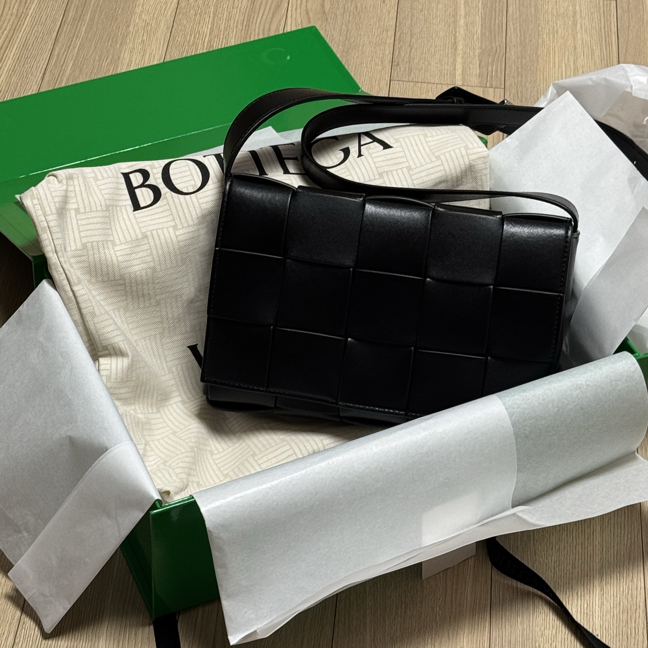 Bottega Veneta Urban Leather Crossbody Cassette Black Silver 착용 스타일