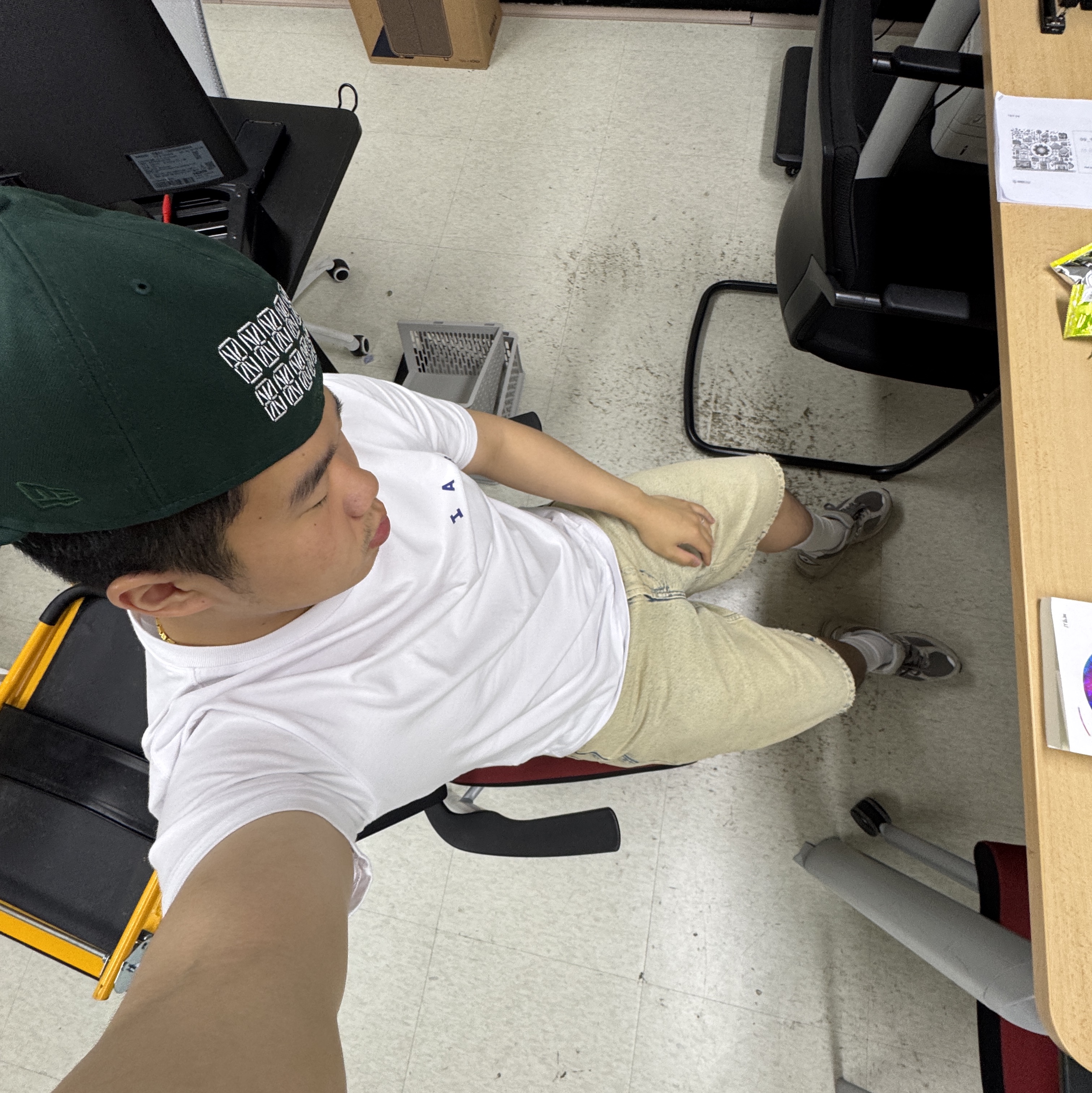 Supreme Sharpie Box Logo New Era Dark Green - 24SS, New Balance 2002R Grey 착용 스타일