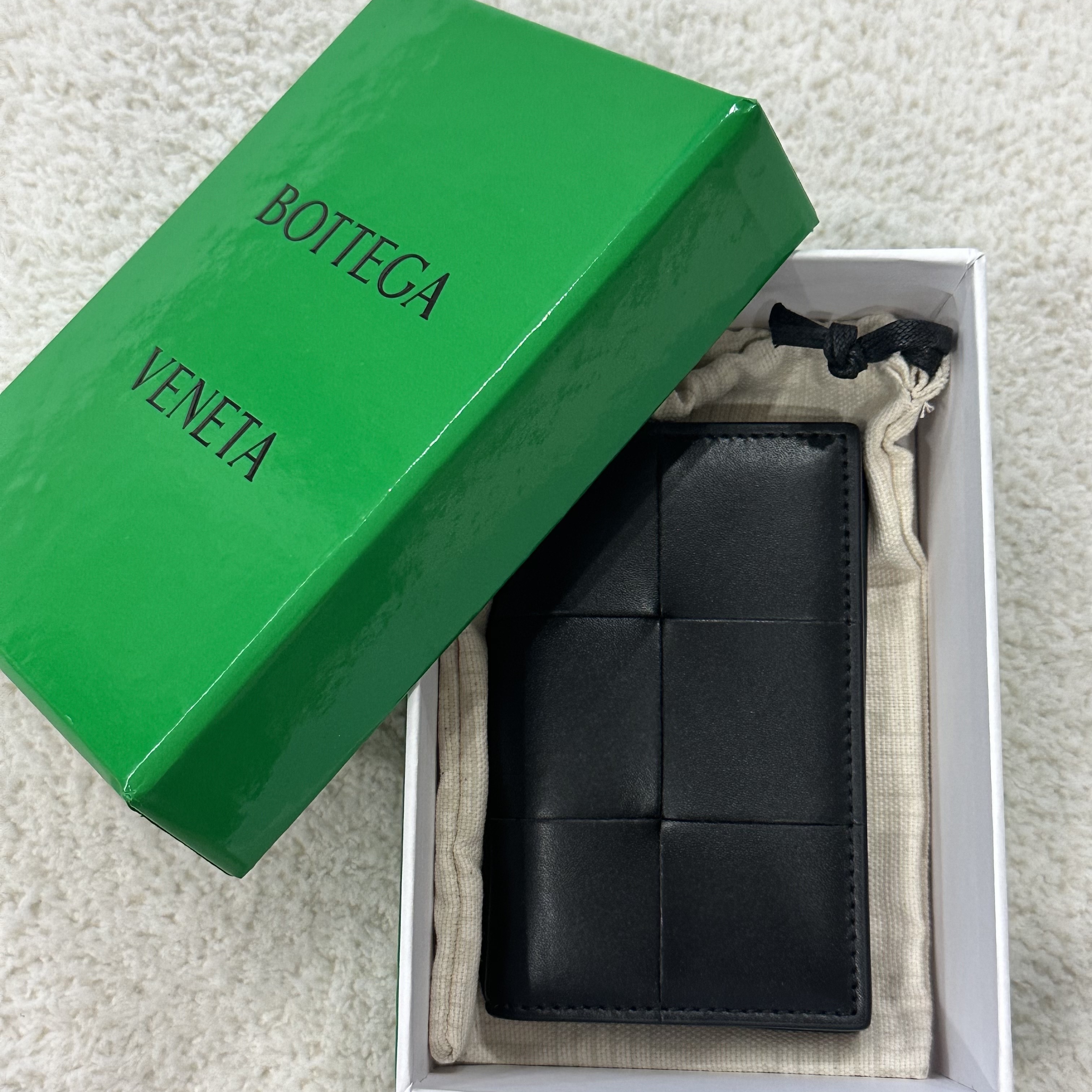 Bottega Veneta Flap Card Case Black 착용 스타일