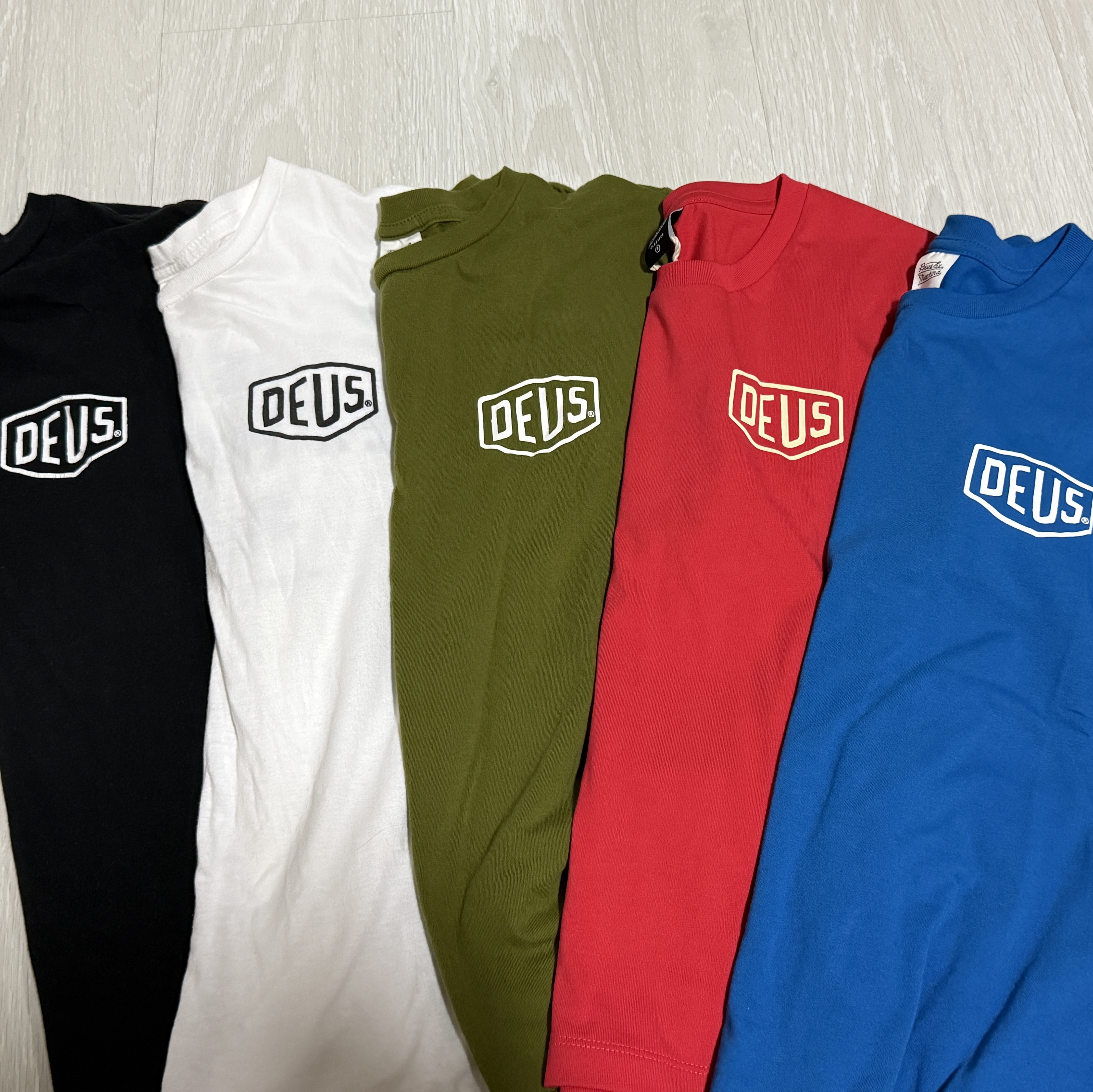 (Kids) Deus Ex Machina College Seoul T-Shirt Black, (Kids) Deus Ex Machina College Seoul T-Shirt White 착용 스타일