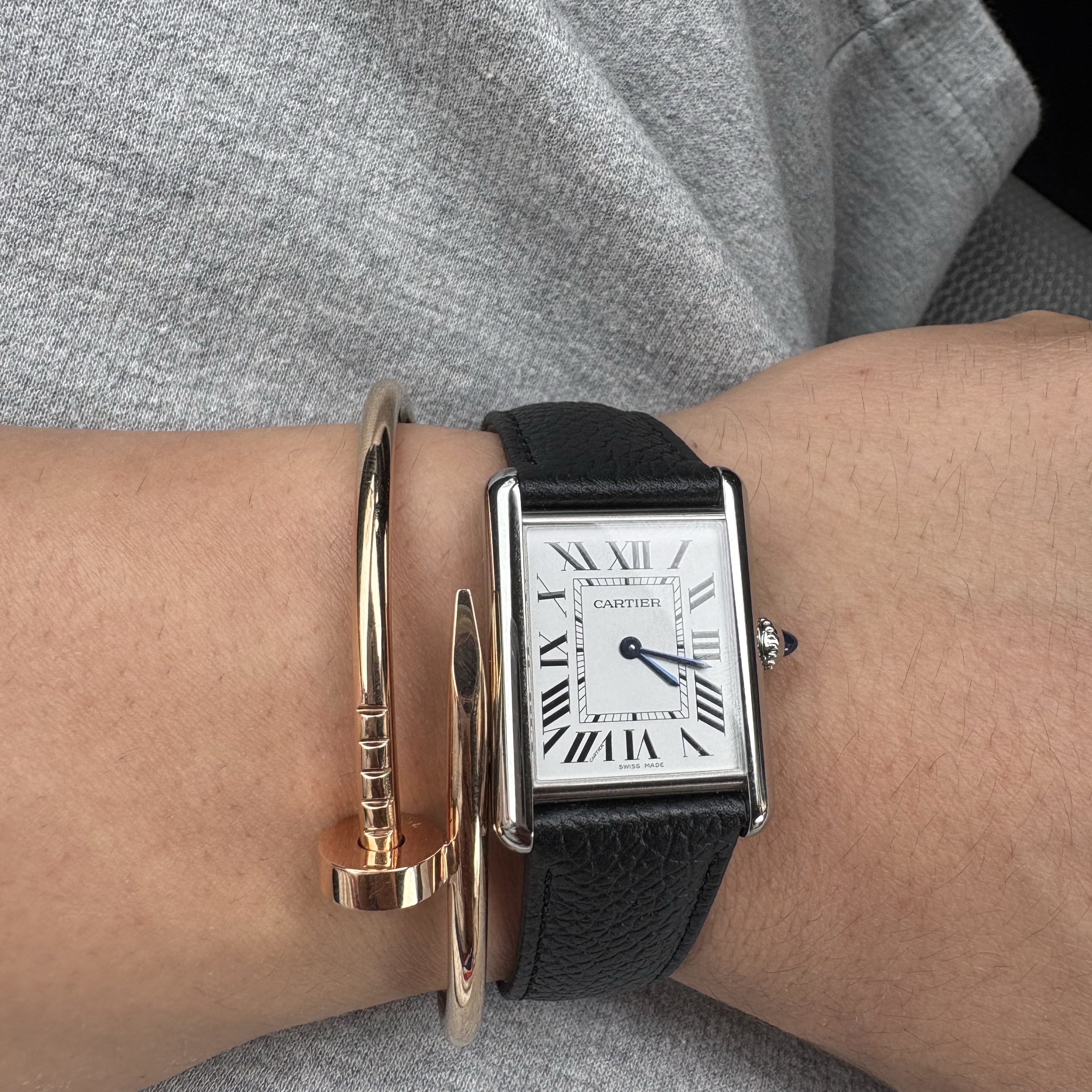 Cartier Tank Must Watch Large Quartz Steel Calfskin Black, Cartier Juste un Clou Bracelet Small Yellow Gold 착용 스타일