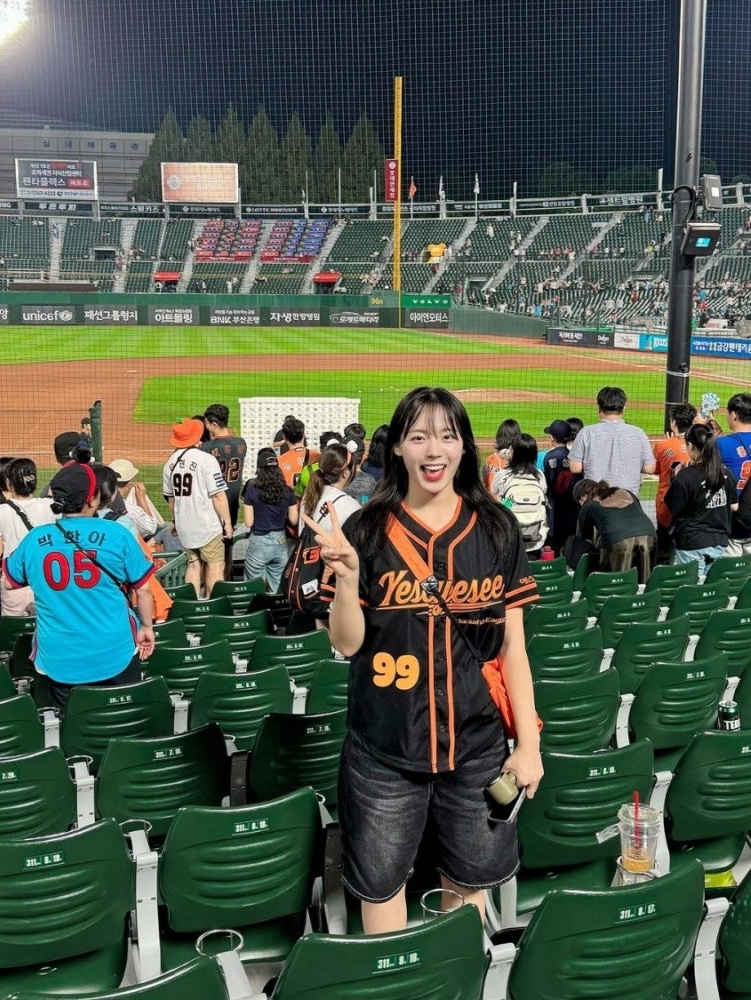 Hanwha Eagles x Yeseyesee Baseball Jersey Black 착용 스타일