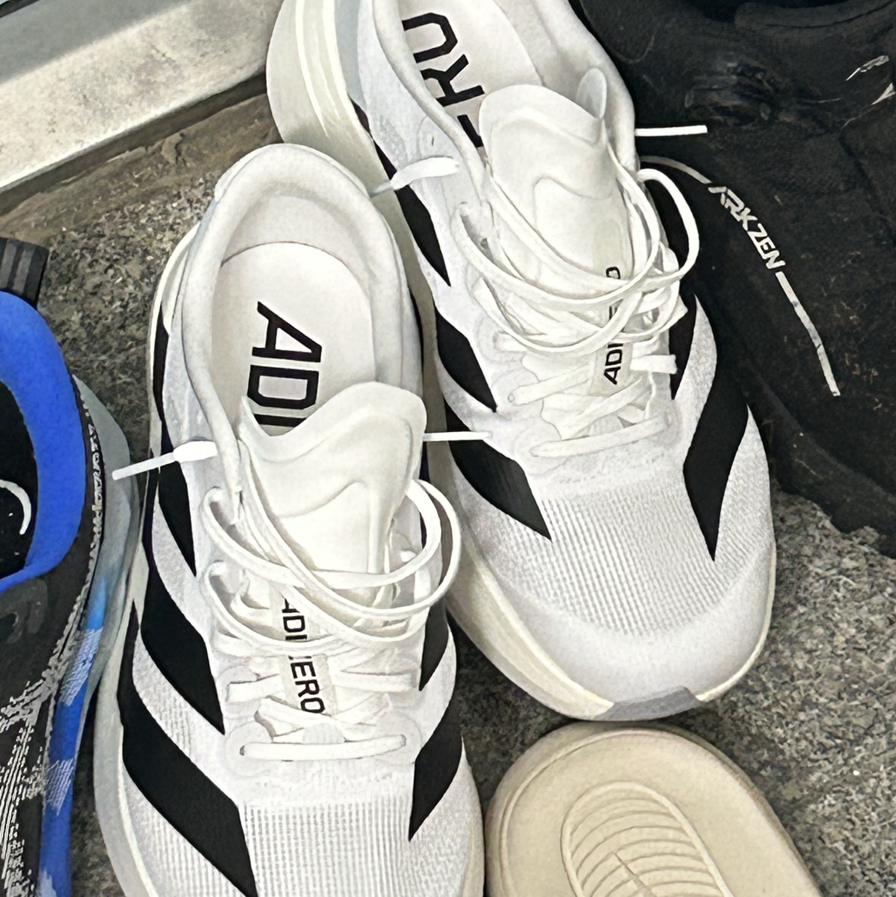 Adidas Adizero EVO SL Cloud White Core Black 착용 스타일
