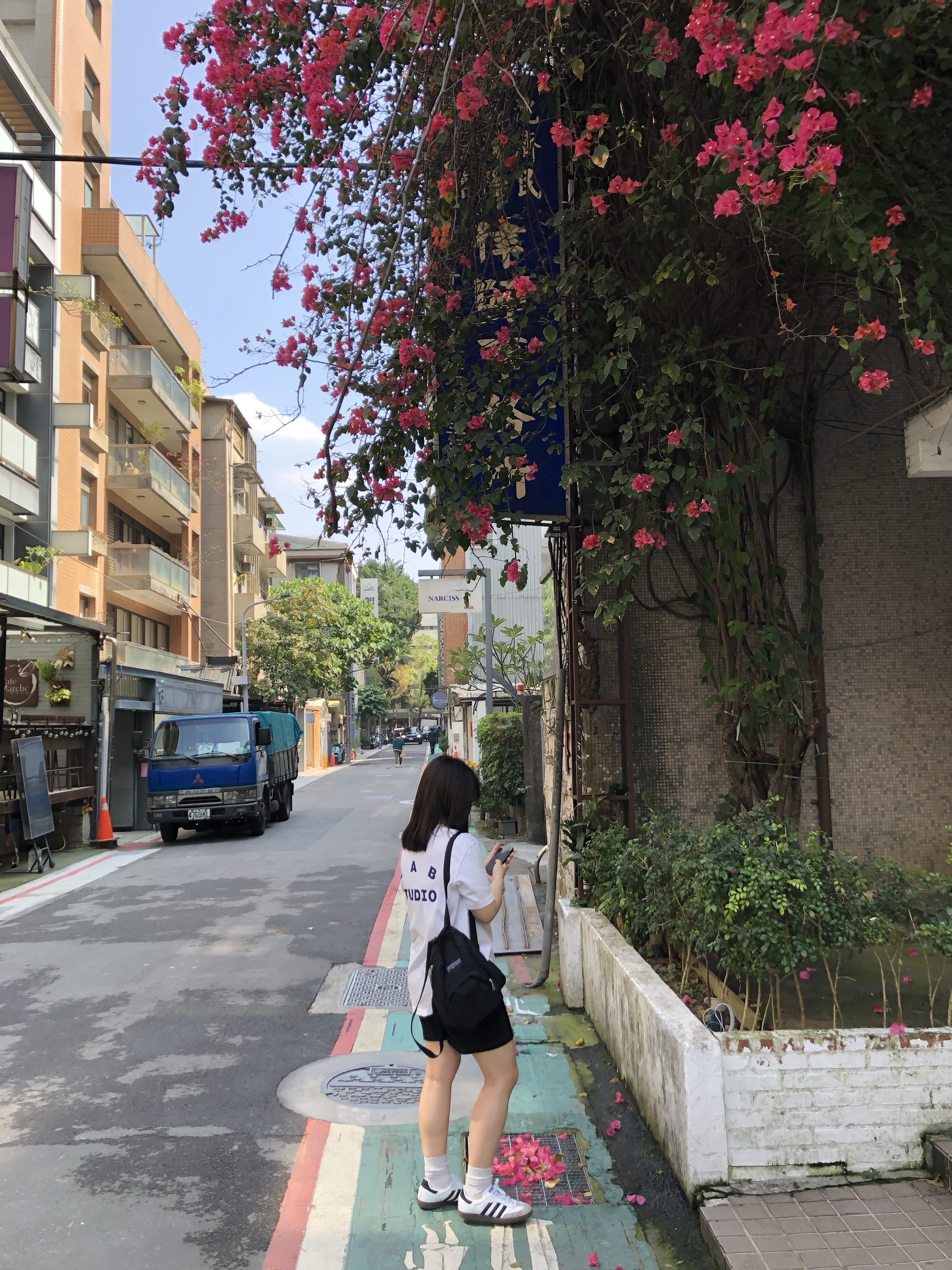 Jansport Half Pint Mini Backpack Black, IAB Studio T-Shirt White 착용 스타일