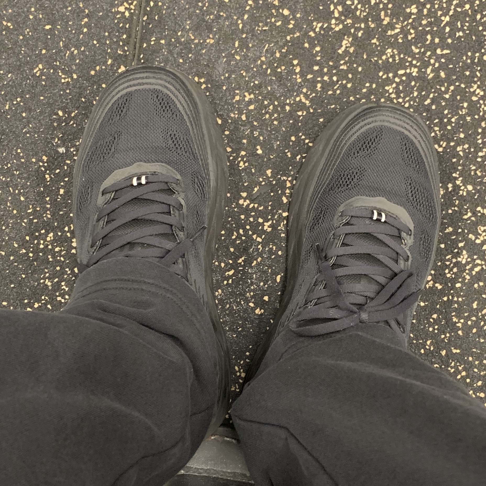 Hoka Bondi 6 Black 착용 스타일