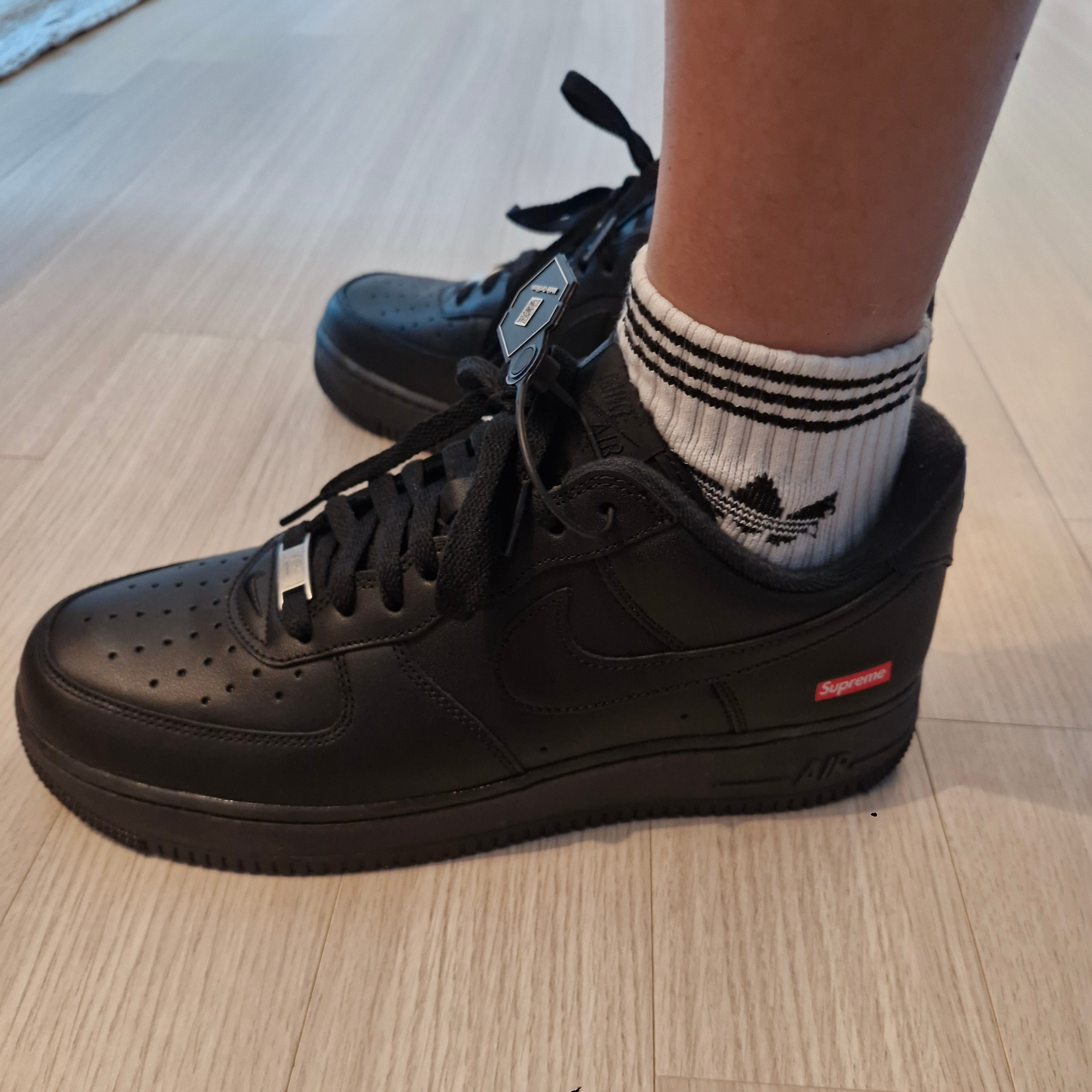 Nike x Supreme Air Force 1 Low Black 착용 스타일 - 2