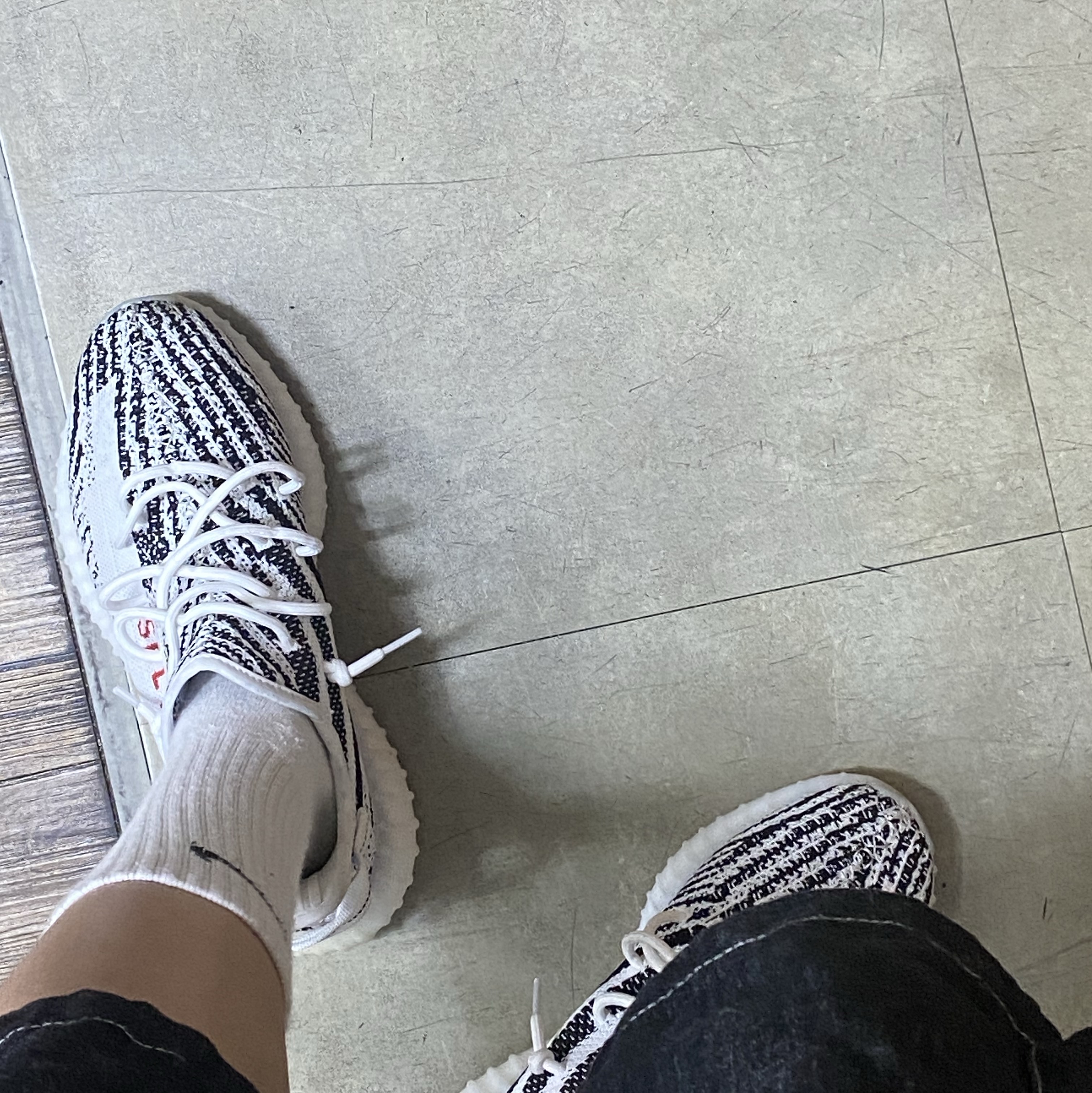 Adidas Yeezy Boost 350 V2 Zebra 2017/2019/2020, Nike Everyday Lightweight Training Crew Socks White (3 Pack/Korean Ver.) 착용 스타일
