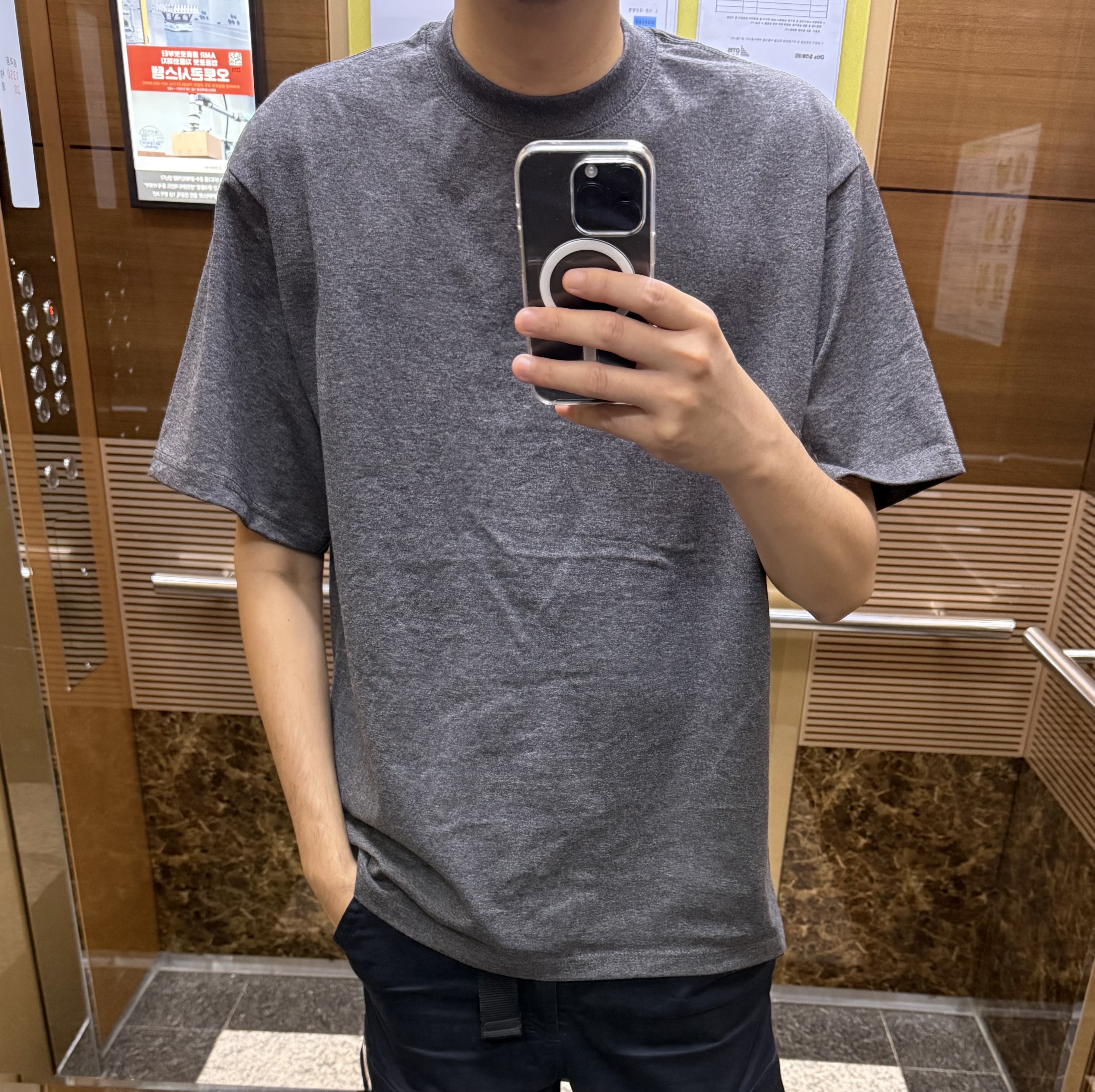 Shaka Wear 7.5oz Max Heavyweight Short Sleeve Charcoal Gray 착용 스타일