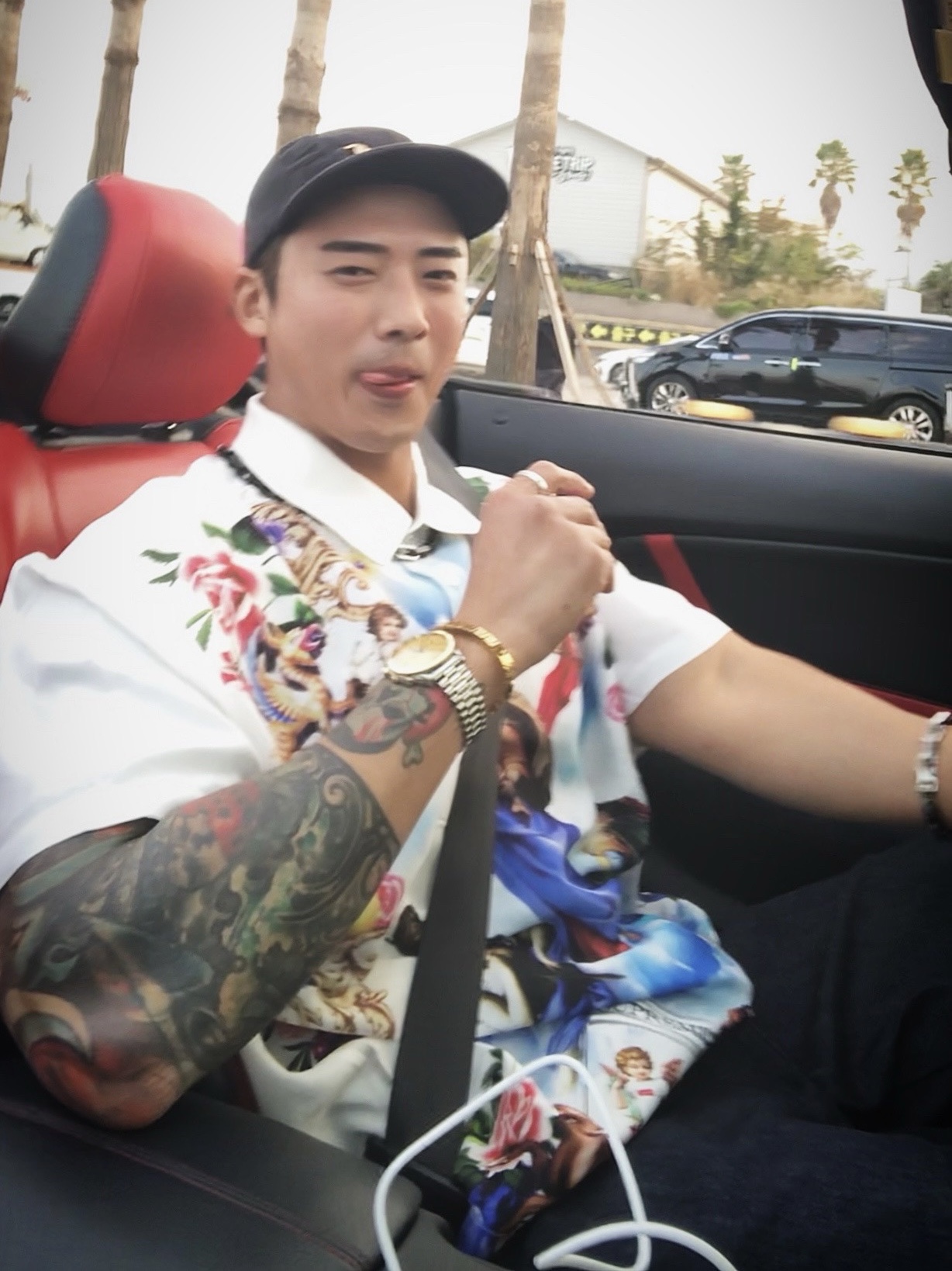 Supreme Heavenly Silk Polo White - 22FW, Louis Vuitton Monogram Chain Bracelet Silver Black 착용 스타일 - 2
