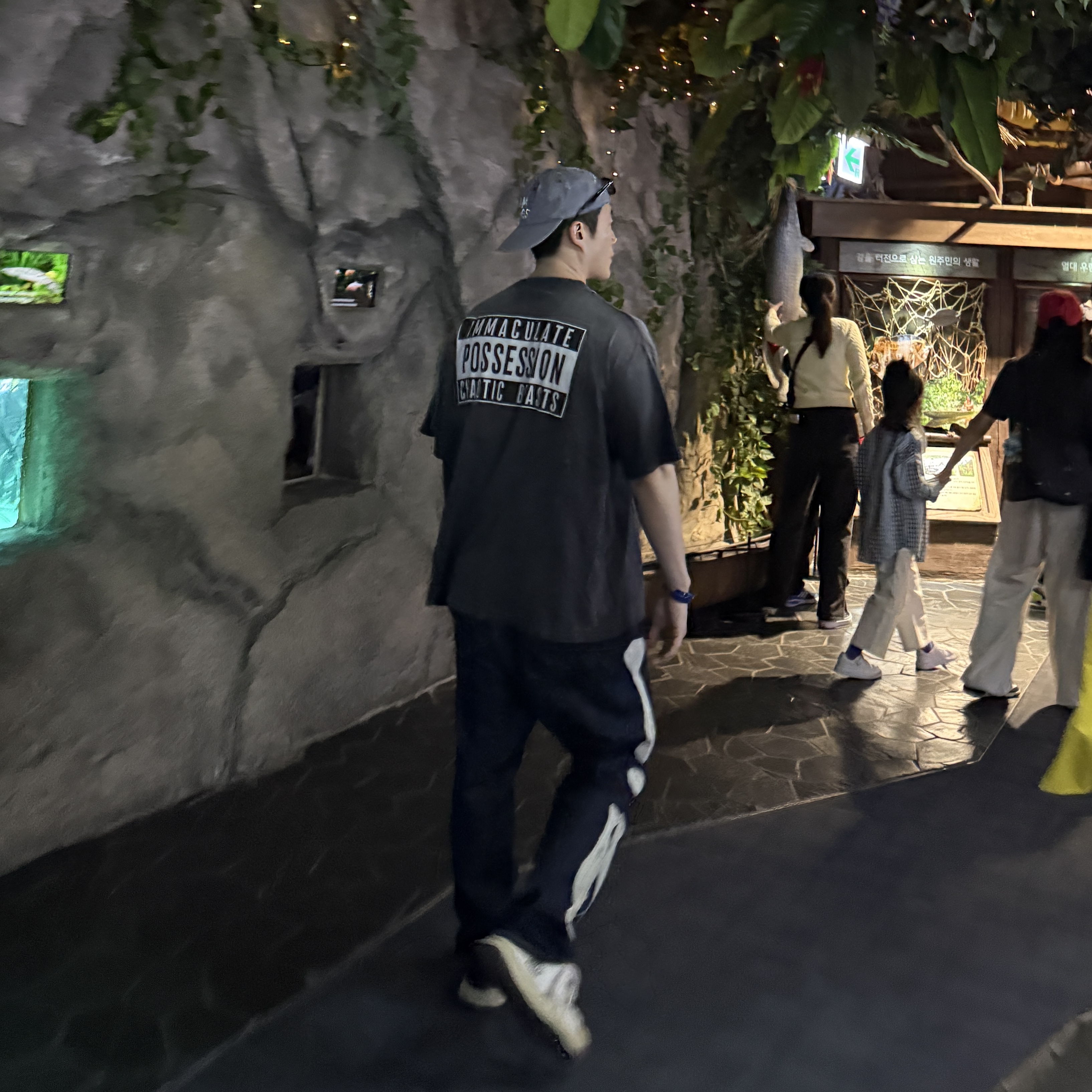 Saint Mxxxxxx x Cactus Plant Flea Market Smile S/S T-Shirt Black, Kapital 12.5 oz. Denim Mexican Tuxedo 5P Okagilly Pants Indigo 착용 스타일 - 2