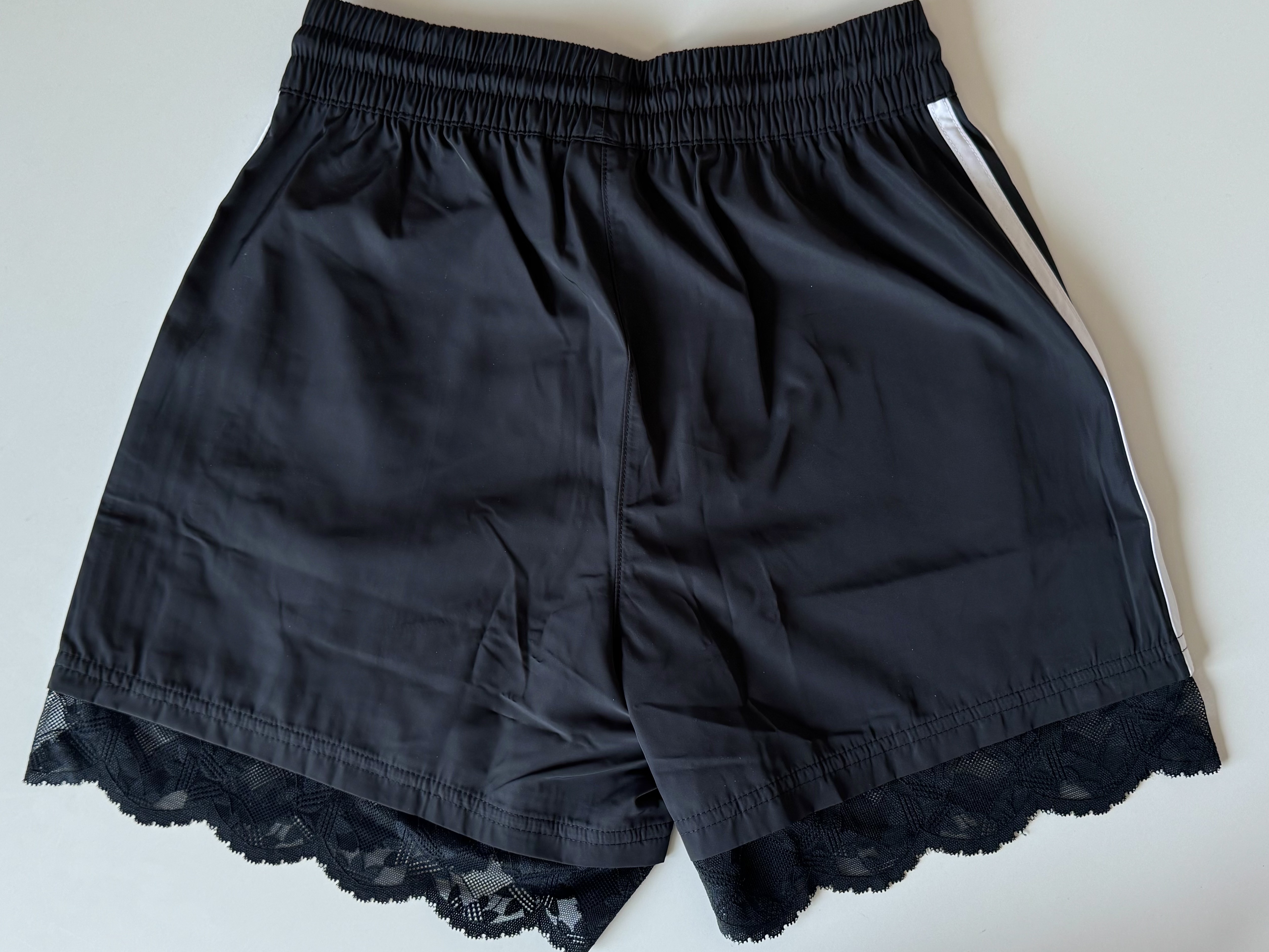 (W) Adidas Lace Trim 3-Stripes Shorts Black - KR Sizing, (W) Adidas Lace Trim 3-Stripes Shorts White - KR Sizing 착용 스타일 - 5