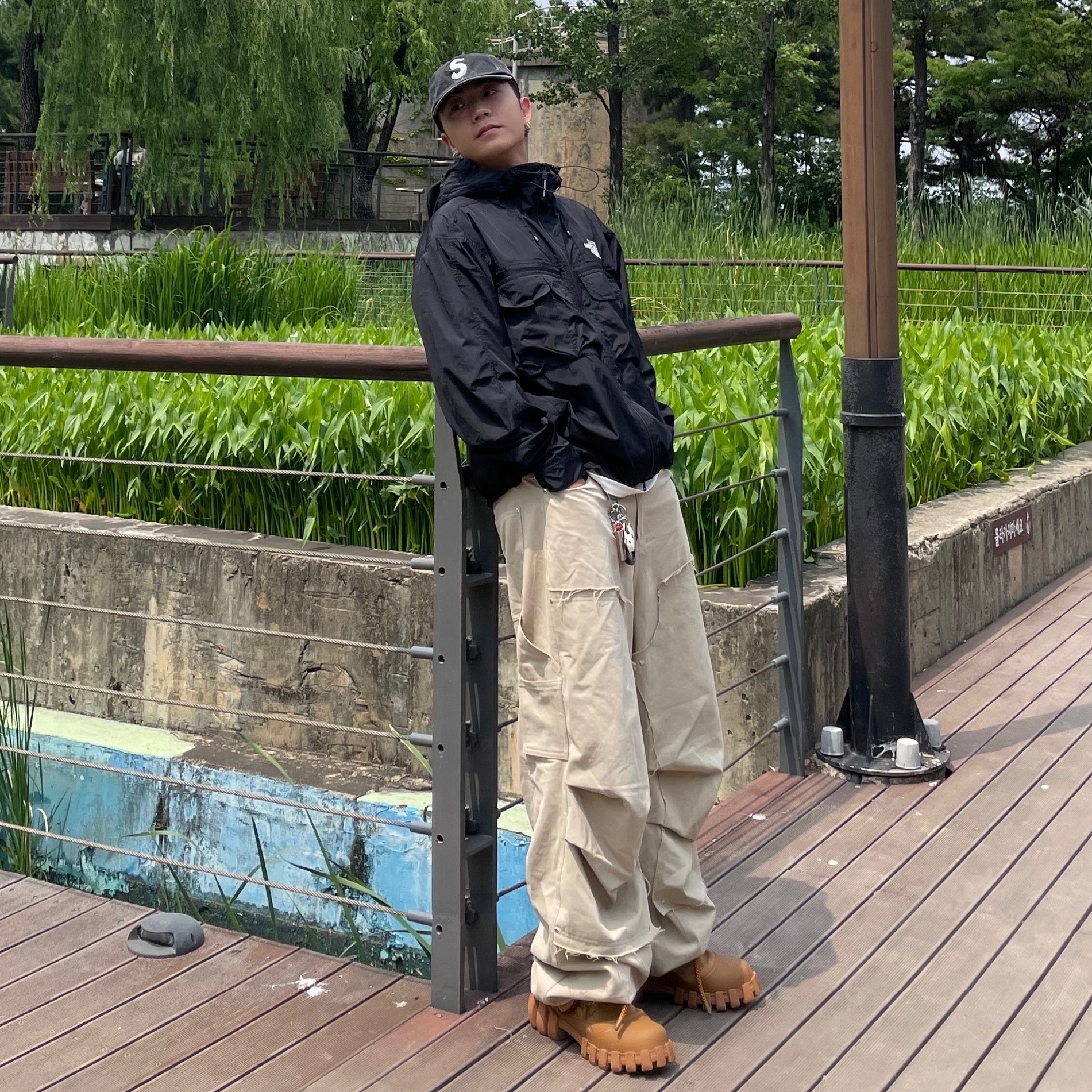 Supreme Pigment Canvas S Logo 6-Panel Black - 23SS, The North Face White Label Sheldon Jacket Black 착용 스타일 - 1