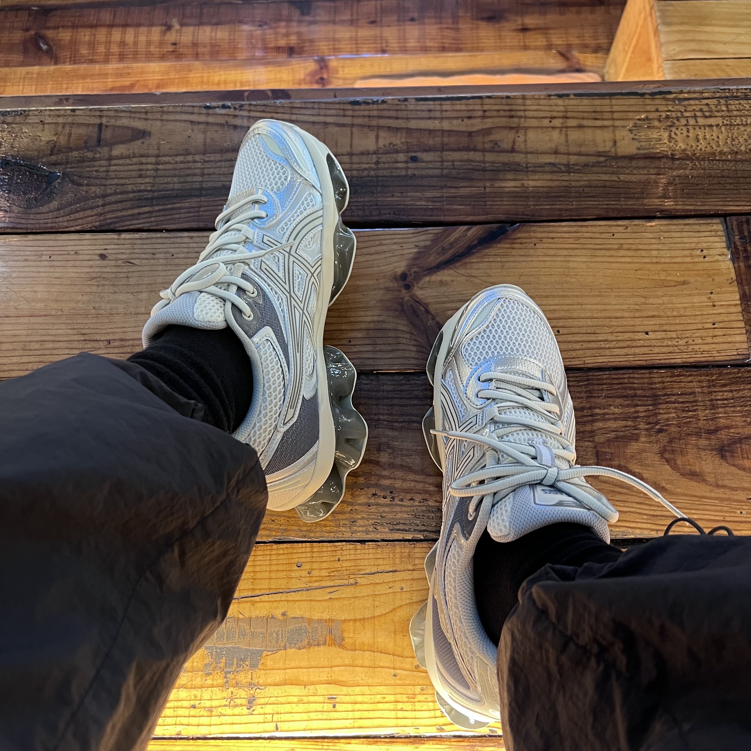 Asics Gel-Quantum Kinetic White Light Dust 착용 스타일