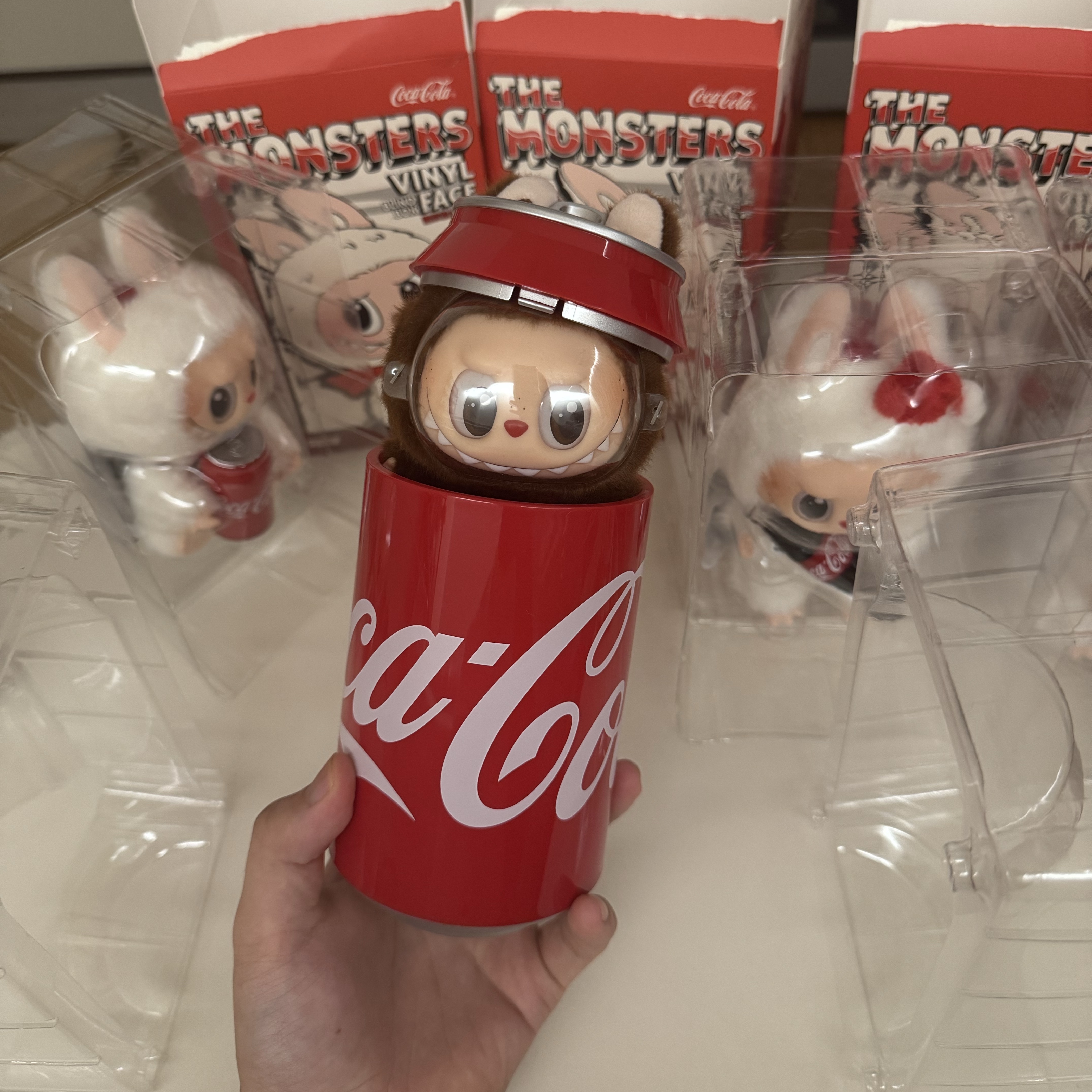 Pop Mart Labubu Coca Cola Series Keyring Sealed Case (6 Blind Boxes), Pop Mart Labubu Coca Cola Series Mysterious Guest Keyring (Opened Case) 착용 스타일