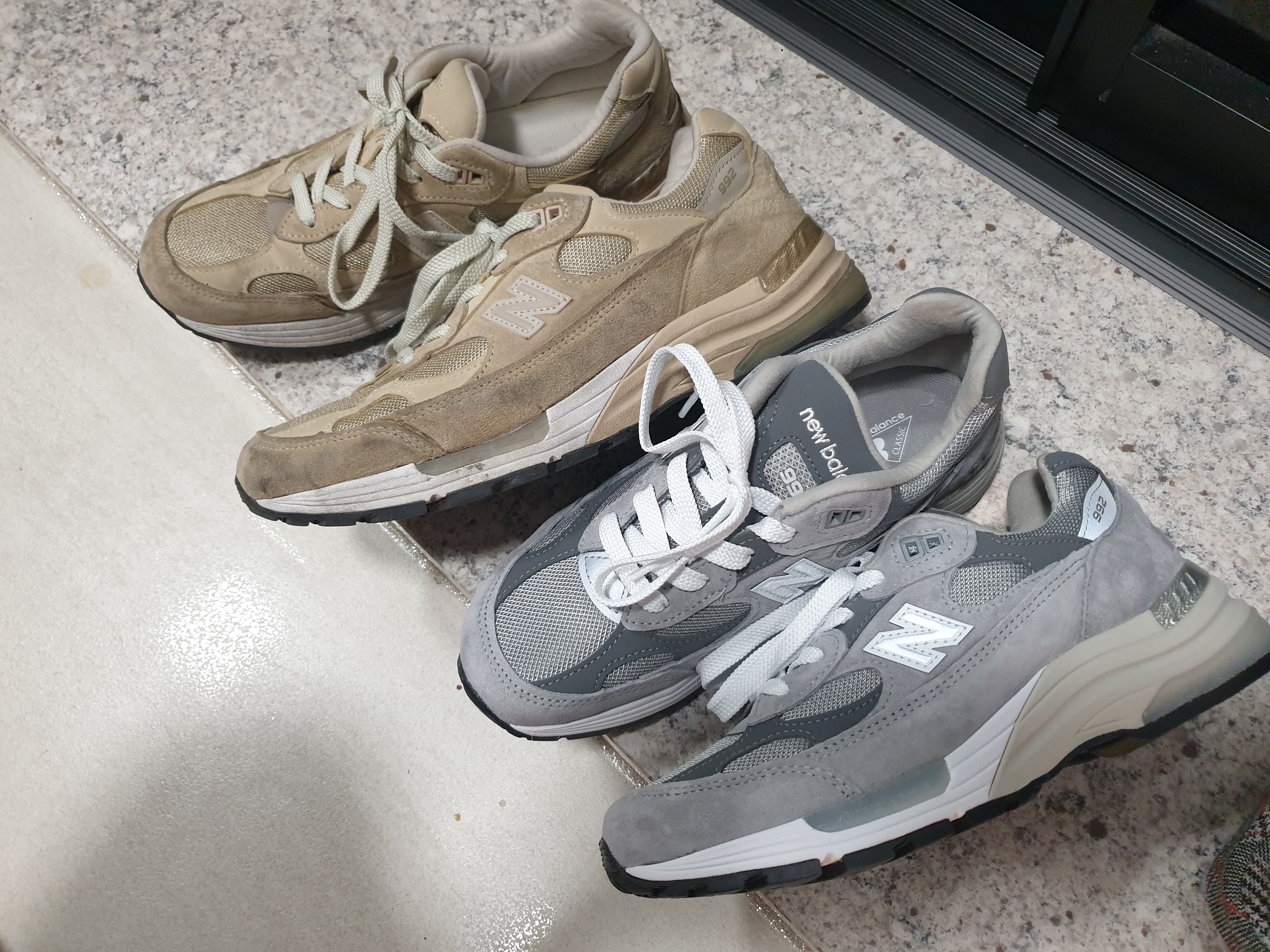 New Balance 992 Made in USA Core Grey Silver Metallic, New Balance 992 Made in USA Tan 착용 스타일 - 2