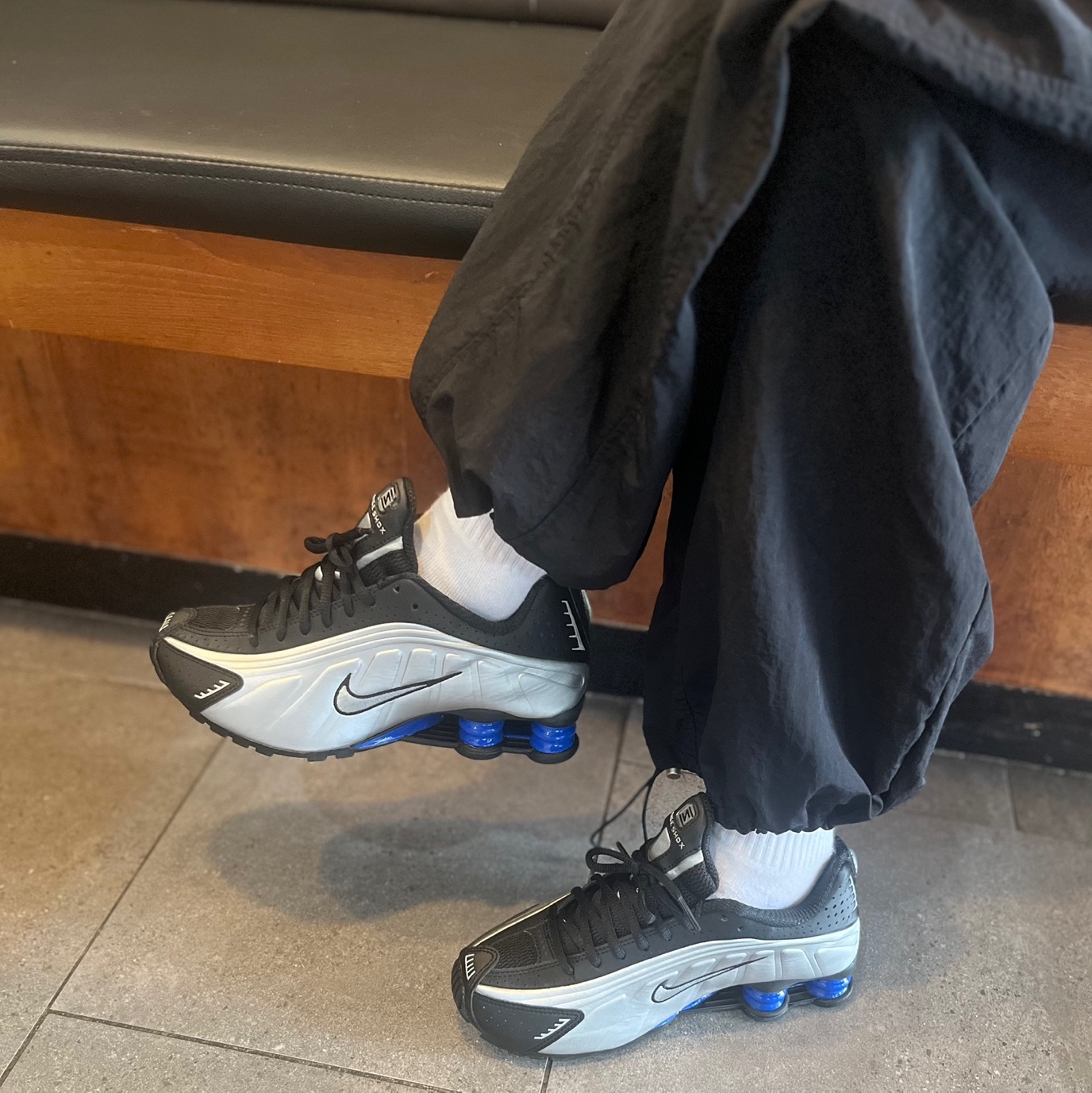 (W) Nike Shox R4 Metallic Silver and Black 착용 스타일