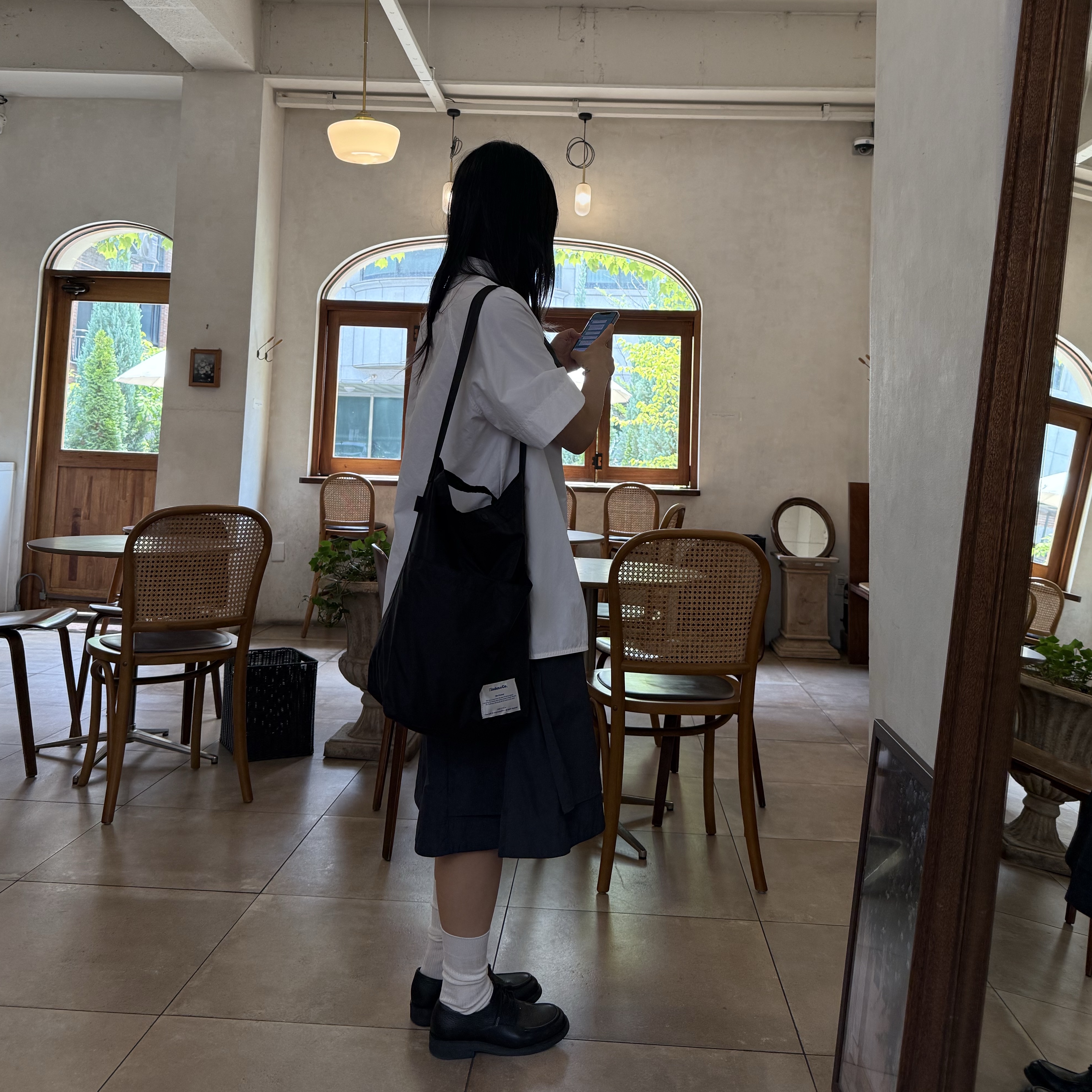 Index&Co. Gadget Shopper Bag Black 착용 스타일