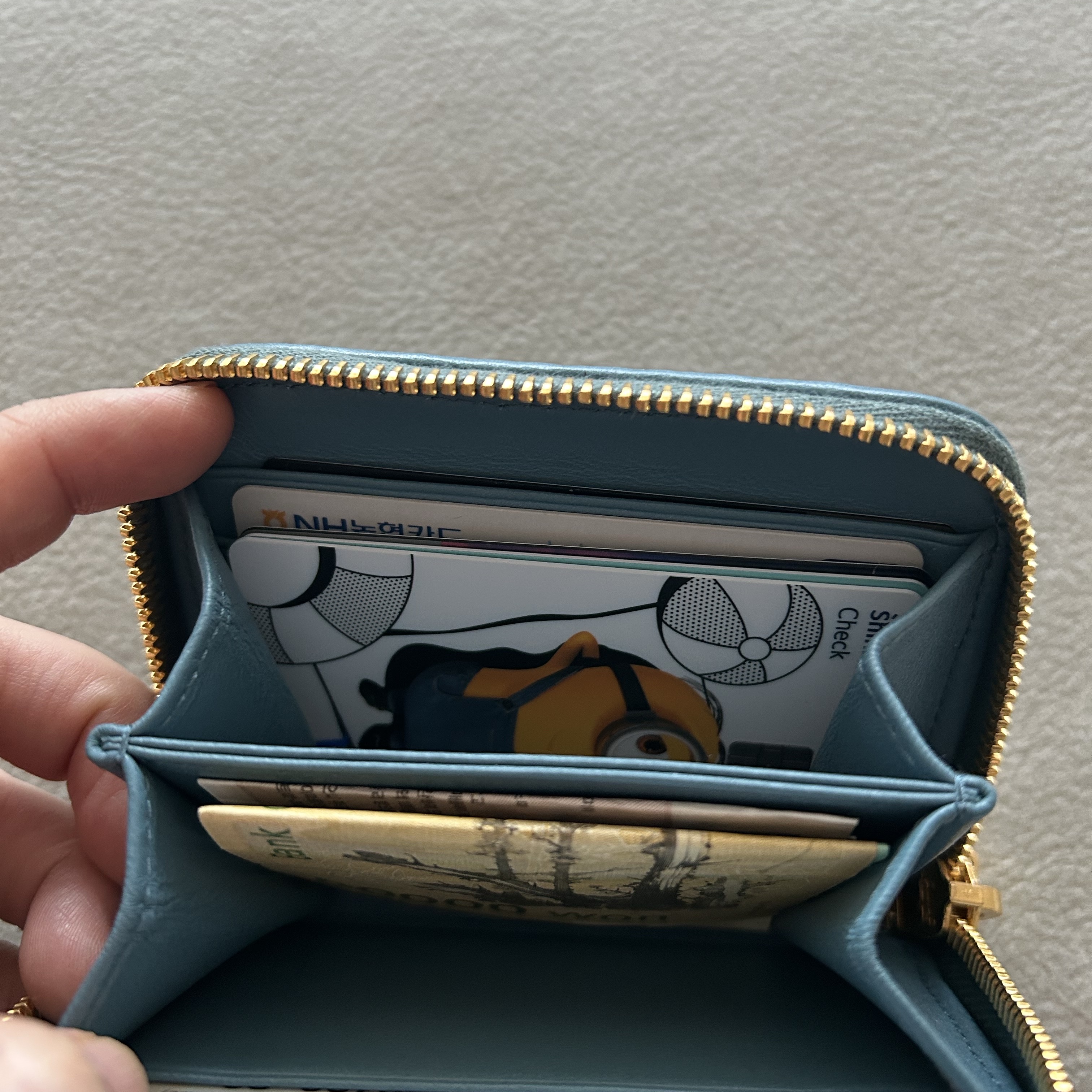 Miu Miu Matelasse Nappa Leather Coin Purse Marina Blue 착용 스타일 - 3