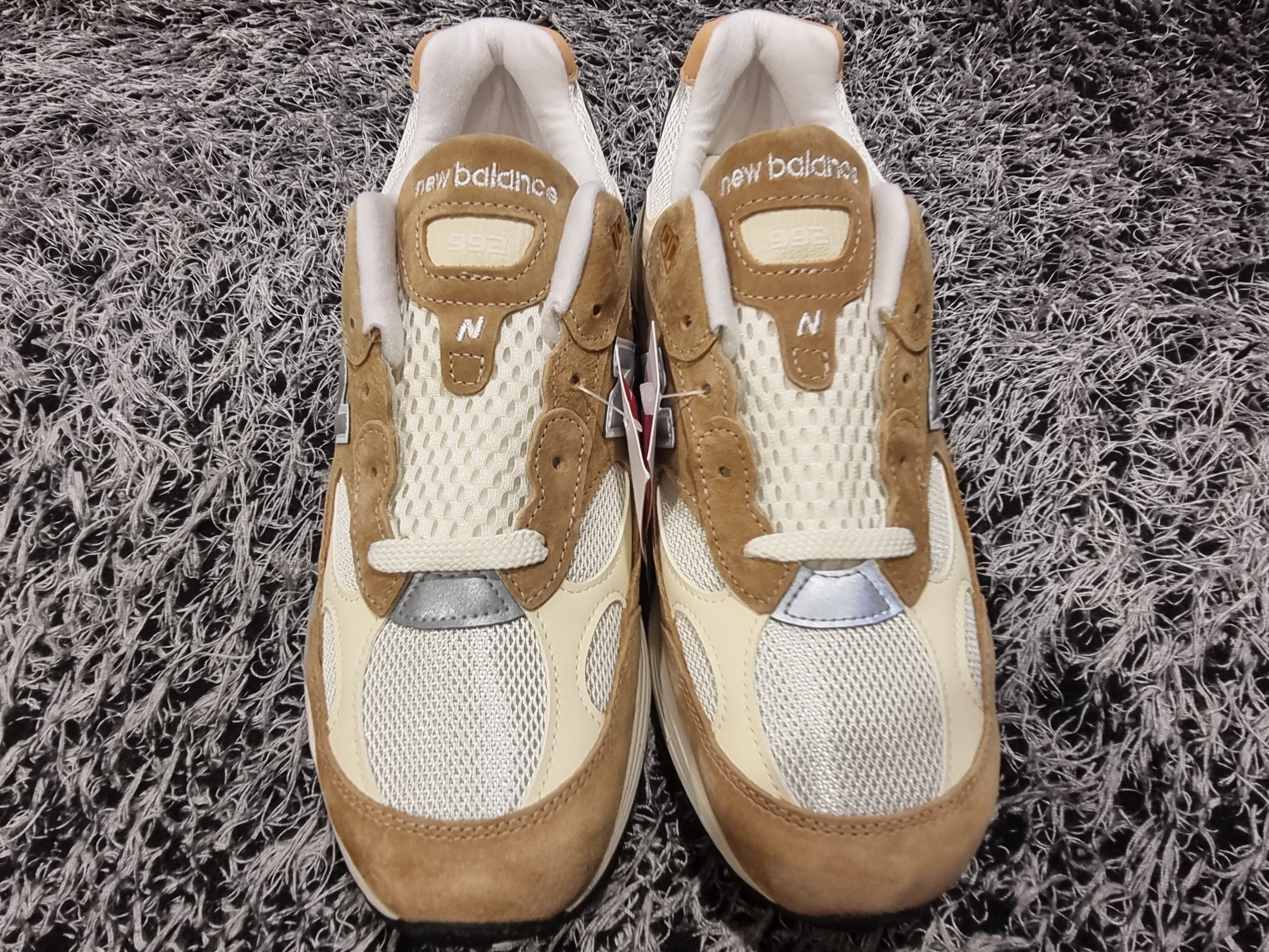 New Balance 992 Made in USA Sweet Caramel Calcium 착용 스타일 - 4